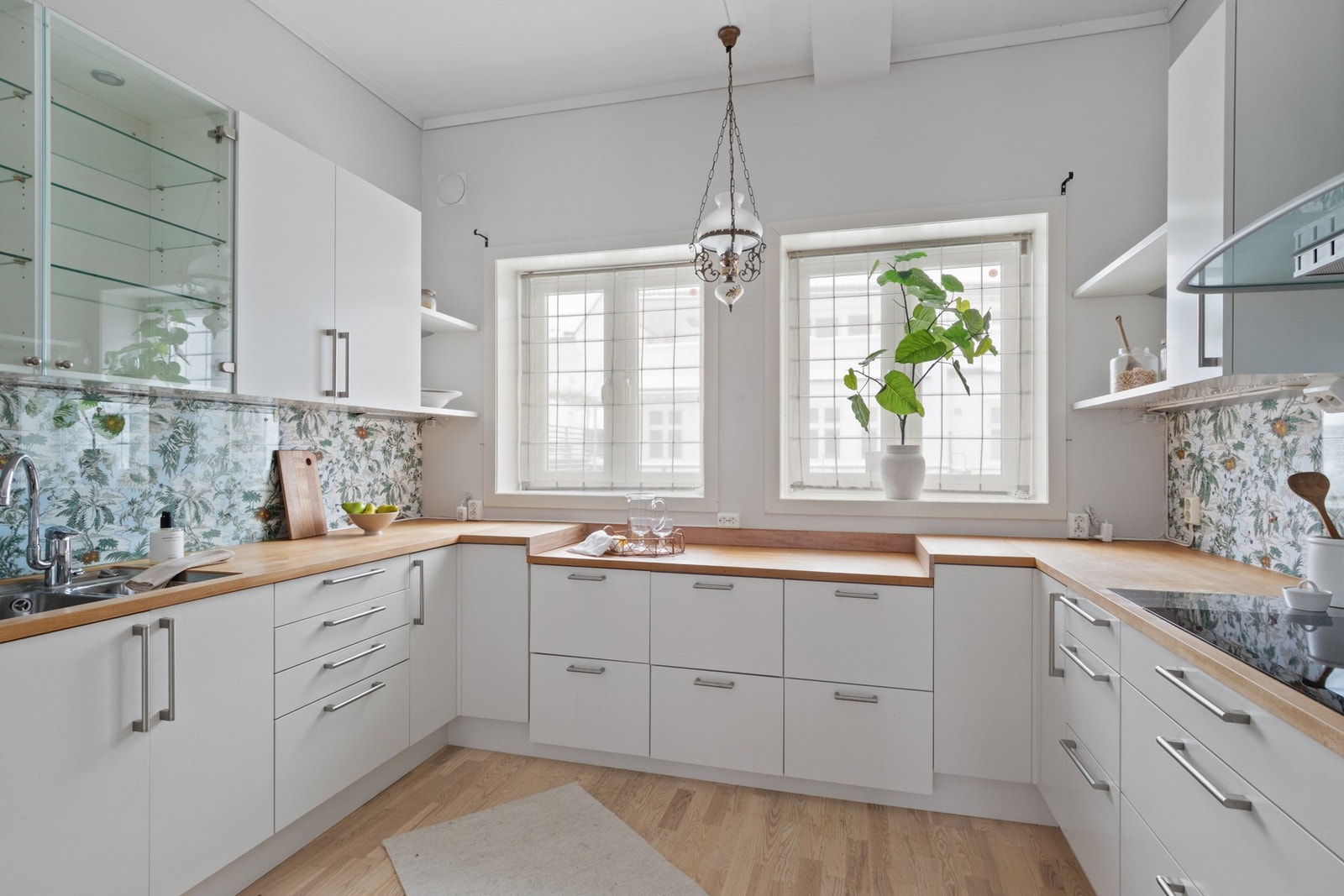 Kjøkkenet har et stilrent og pent design med gode benkeflater og rikelig med oppbevaringsplass. Galleribilde