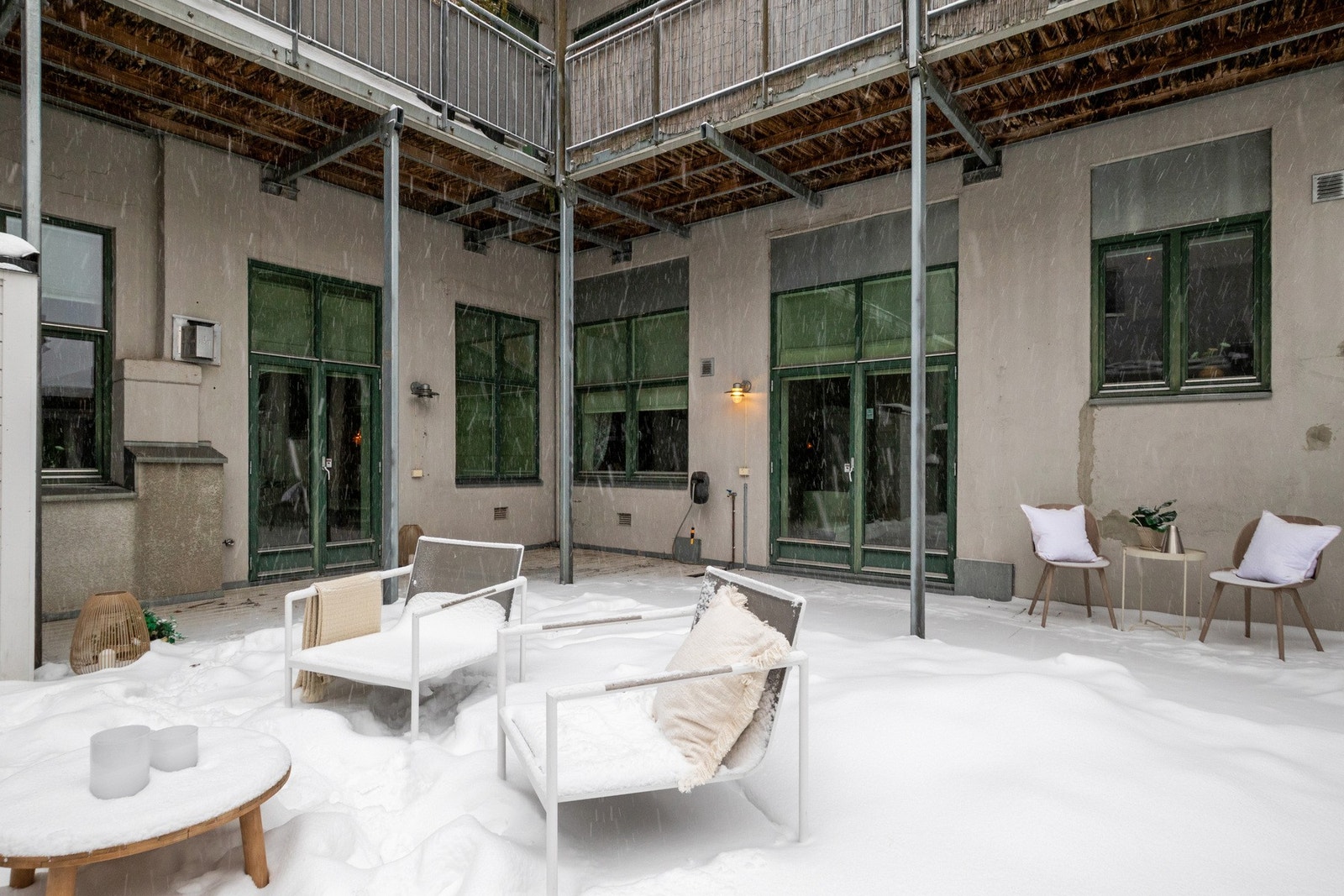 Her er det god plass til både grill og ønsket utemøblement, og den overbygde delen samt hagestuen gjør uteplassen anvendelig også på dager med ruskevær. Galleribilde