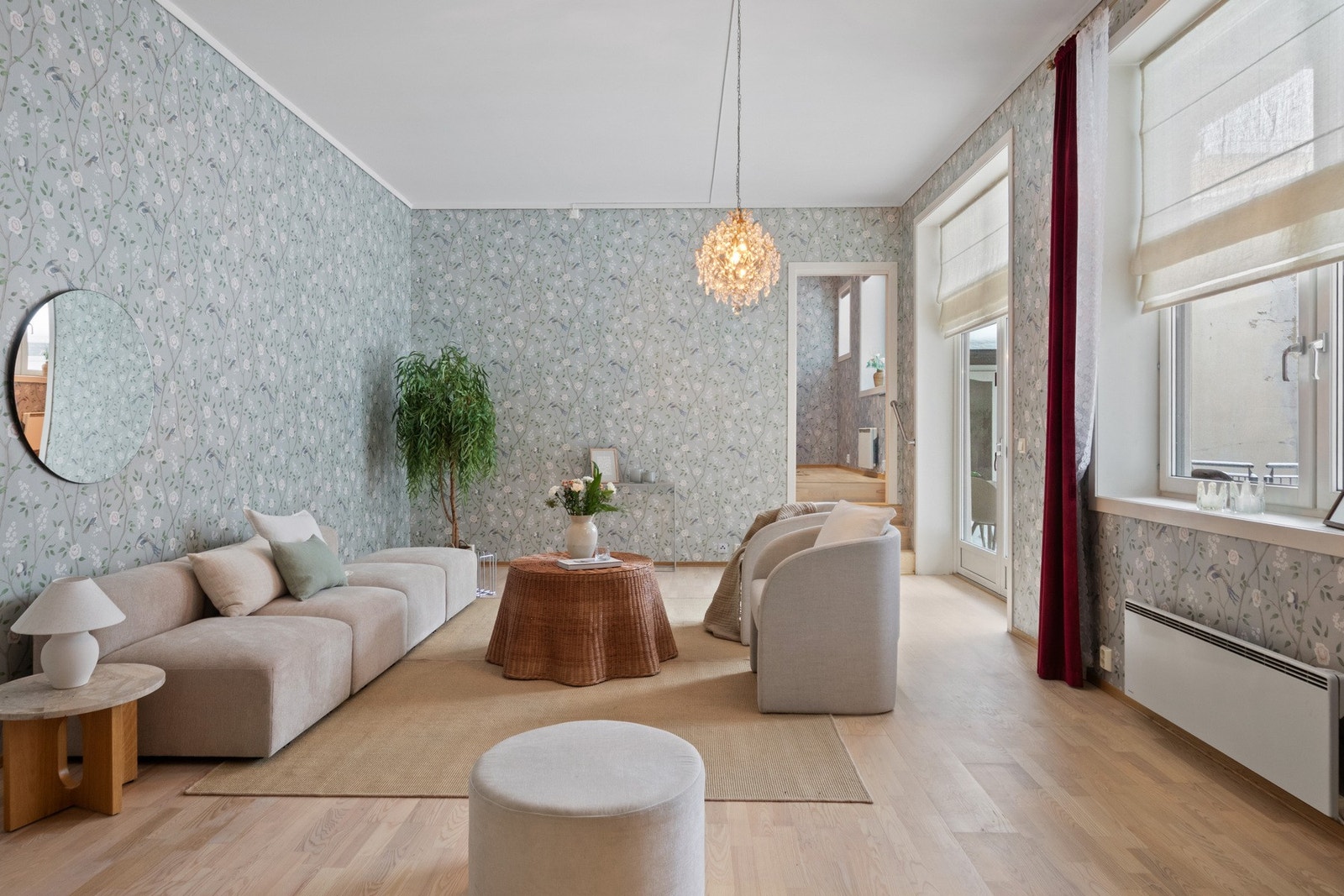 Både dagligstuen og spisestuen har utgang til den store terrassen. Galleribilde