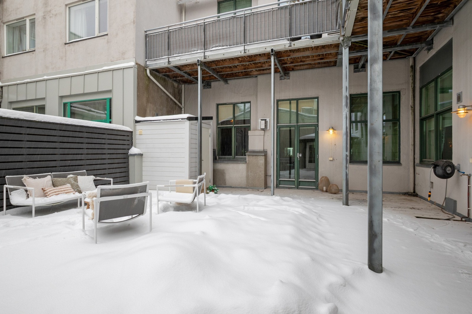 På terrassen er det en praktisk utebod på ca. 2 kvm med plass til puter, og hageutstyr. Galleribilde