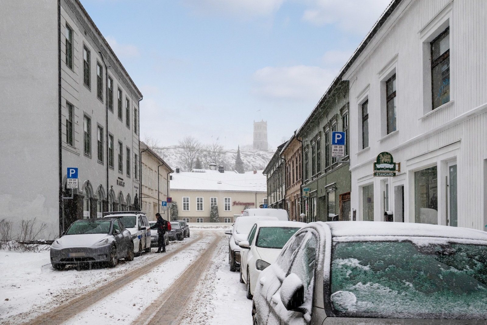 Eiendommen ligger i attraktive og urbane omgivelser midt i Tønsberg sentrum, omringet av sjarmerende trehusbebyggelse ved foten av Slottsfjellet. Galleribilde