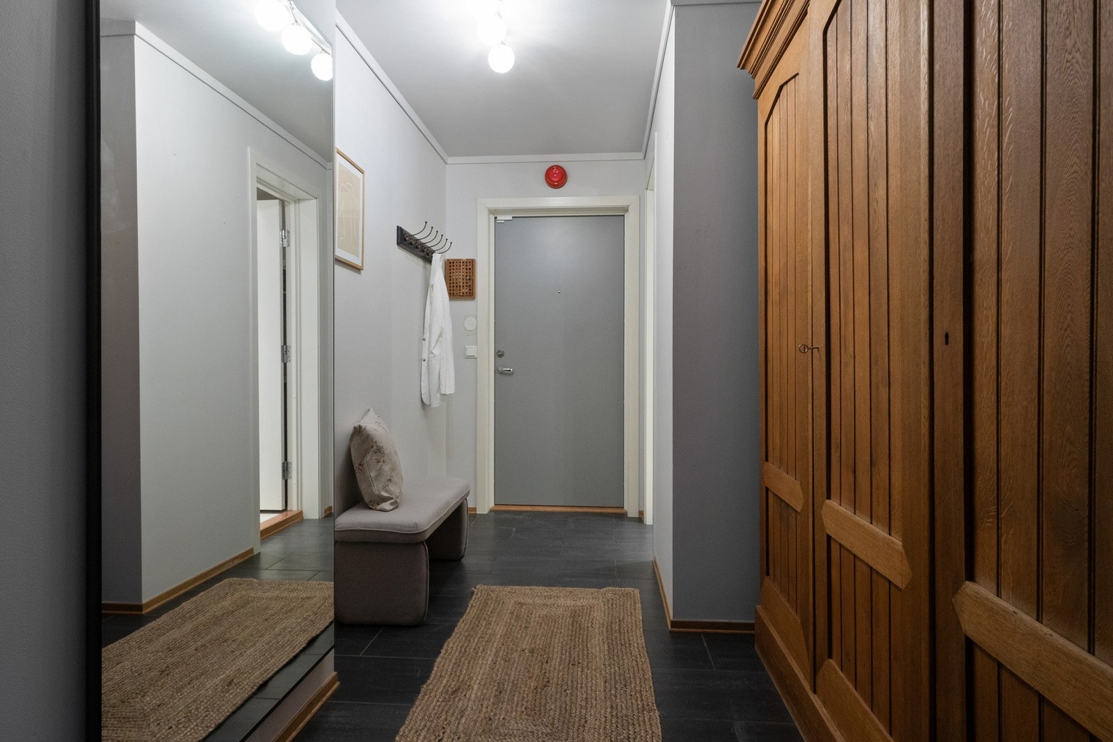 Entréen ønsker deg velkommen inn i et hjem med sjel, klassisk preg og en luftig atmosfære. Galleribilde