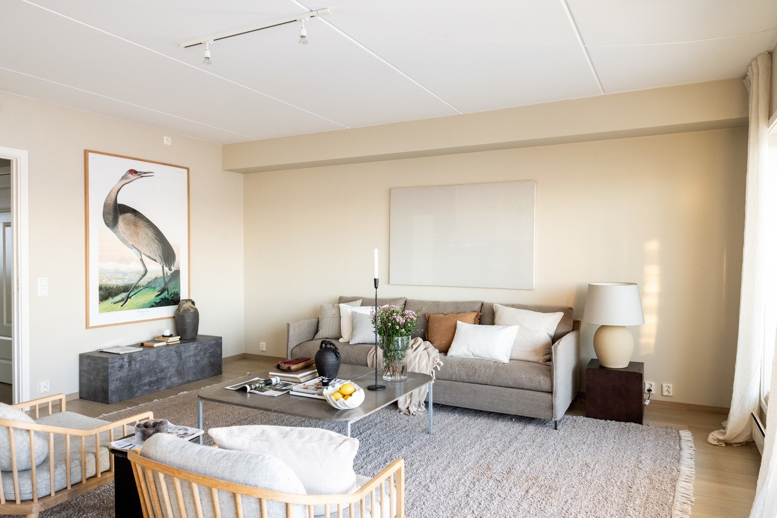 Stuen er romslig og lys med store vindusflater som slipper inn rikelig med dagslys. Galleribilde