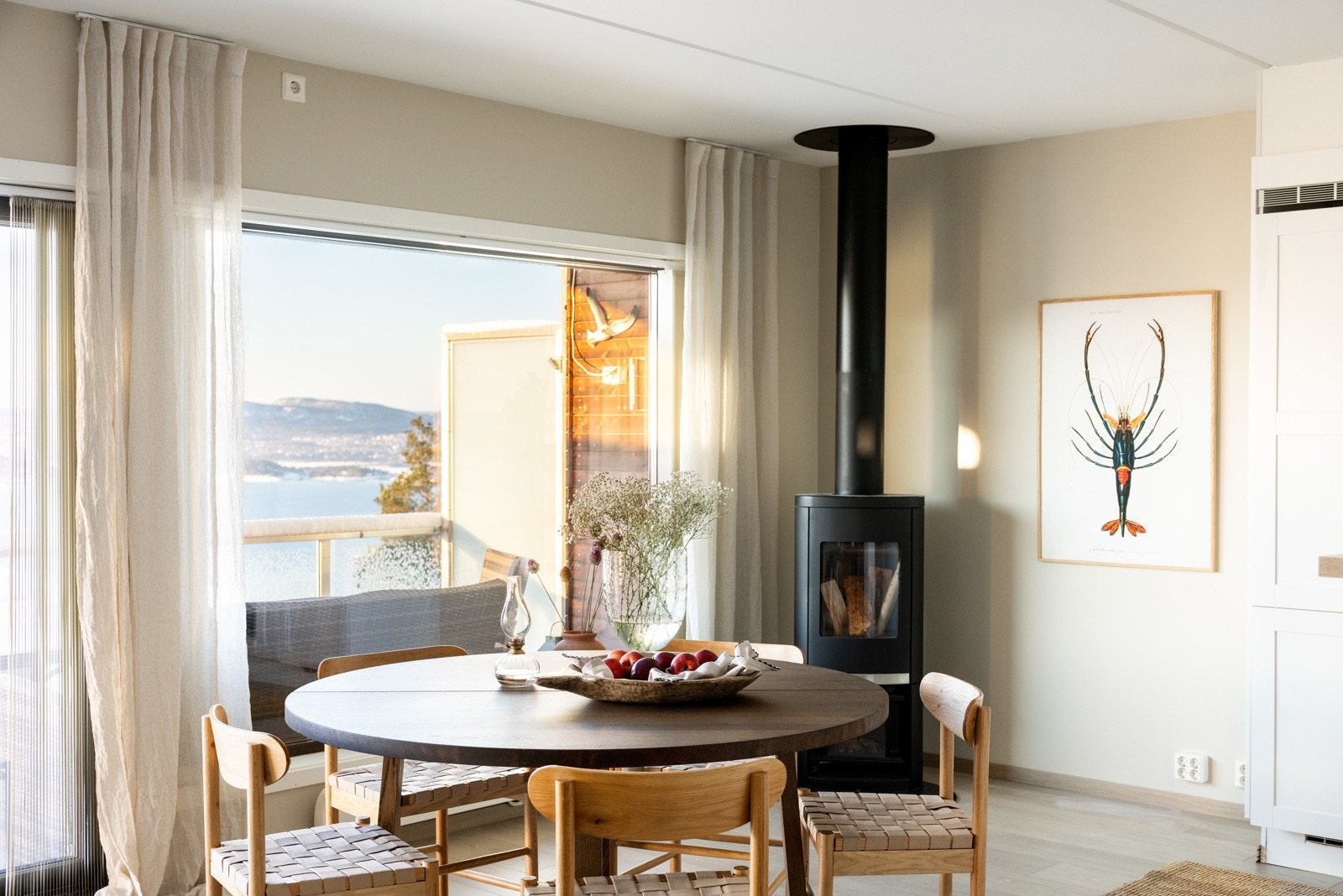 Stuen har en naturlig flyt mot kjøkken og spiseplass, noe som gjør rommet svært velegnet både til hverdagsbruk og sosiale sammenkomster. Galleribilde
