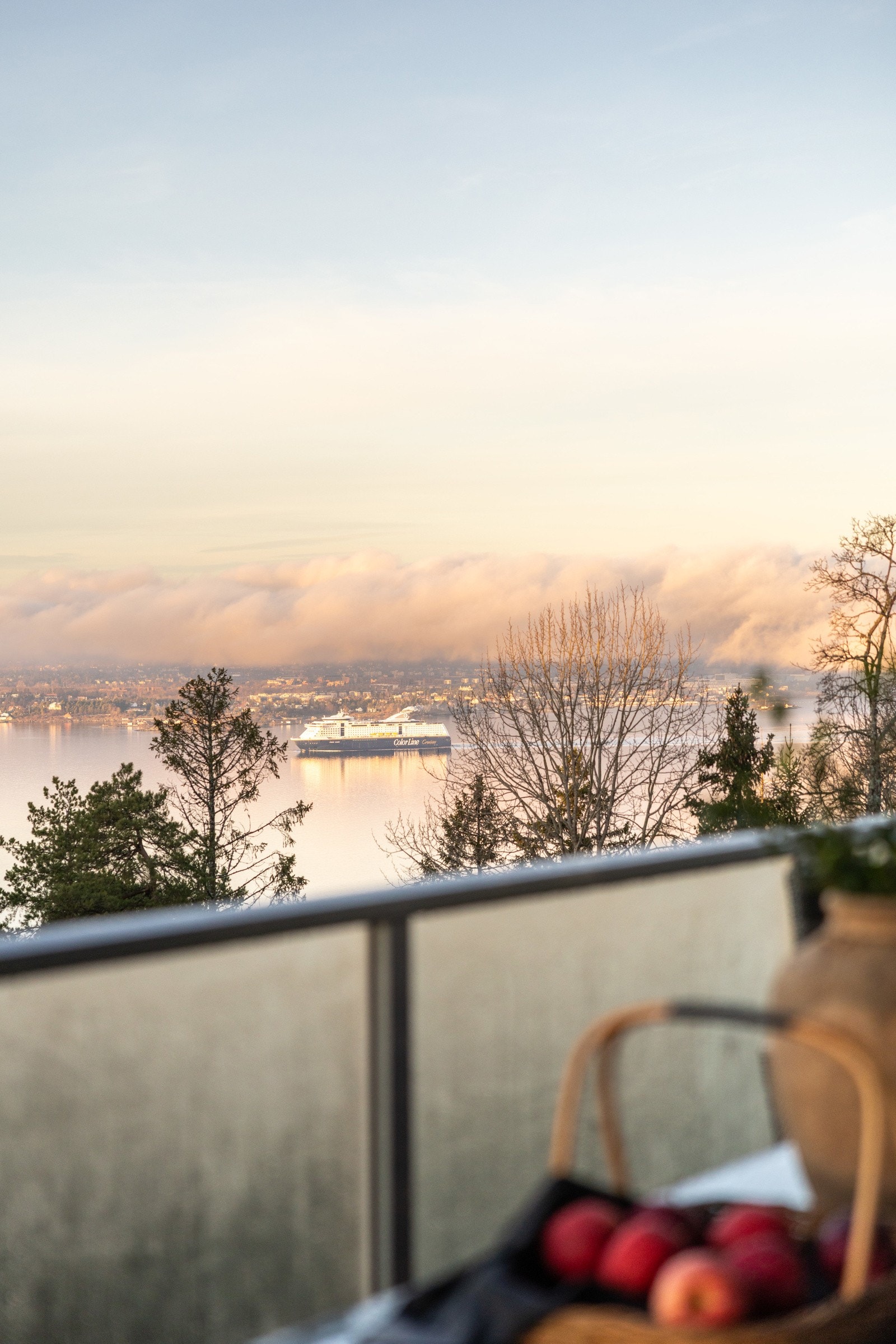Balkong som fungerer som en naturlig forlengelse av oppholdsrommet i sommerhalvåret. Galleribilde