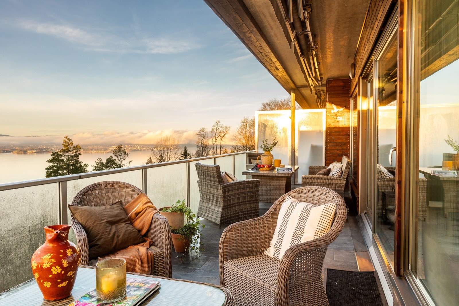 Leiligheten ligger i byggets toppetasje, uten naboer over seg, og byr på fri utsikt, gode solforhold og minimal innsyn. Galleribilde