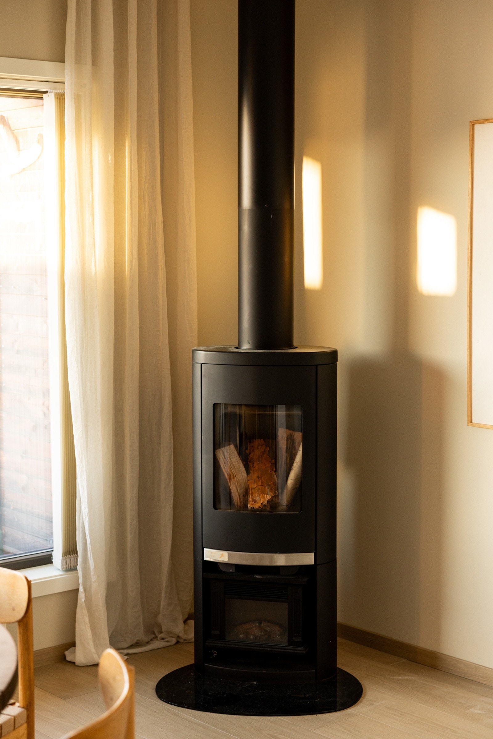 I hjørnet er det plassert en peisovn som bidrar til lun stemning på kjølige dager. Galleribilde