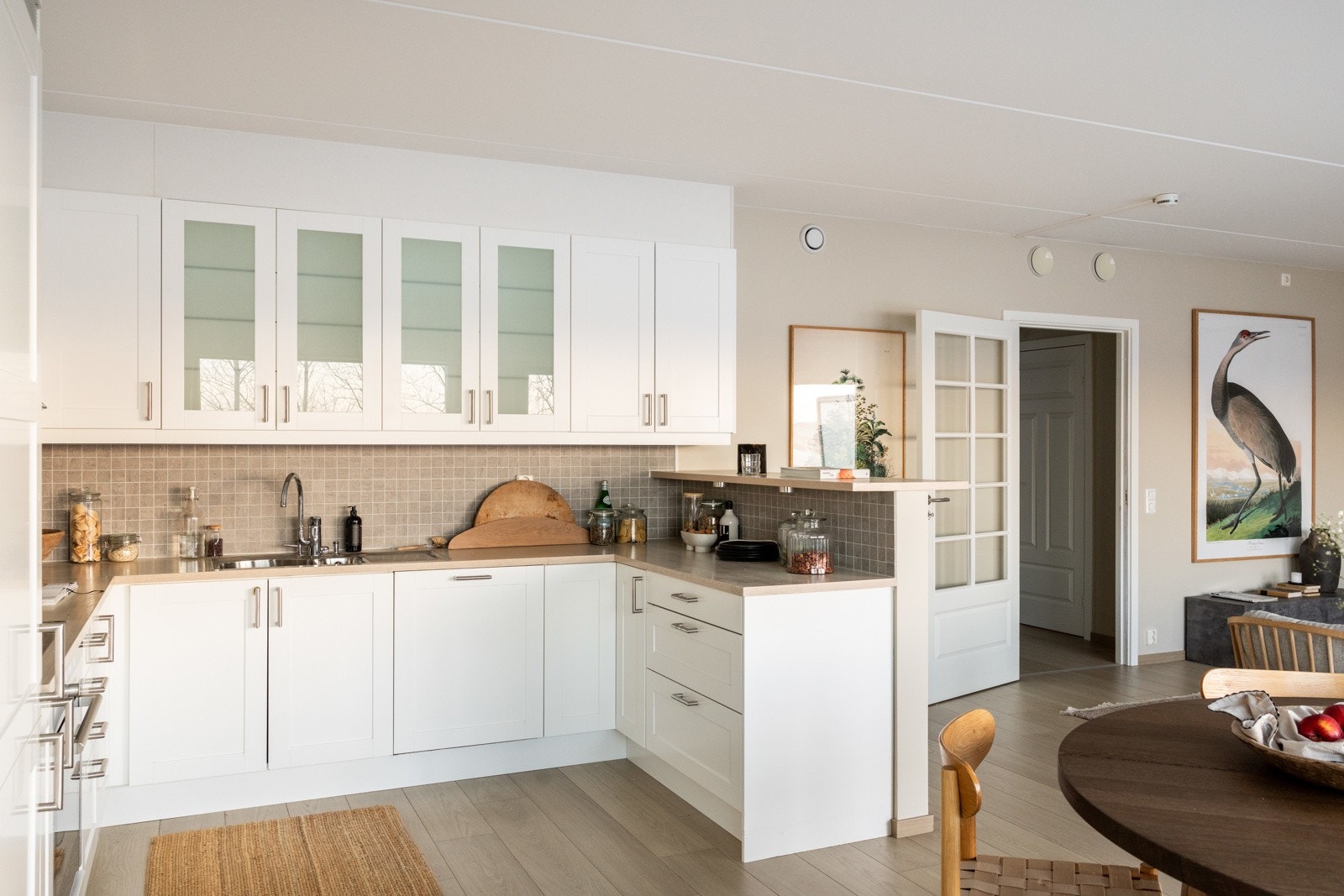 Benkeplaten er i slitesterk laminat med god arbeidsflate. Galleribilde