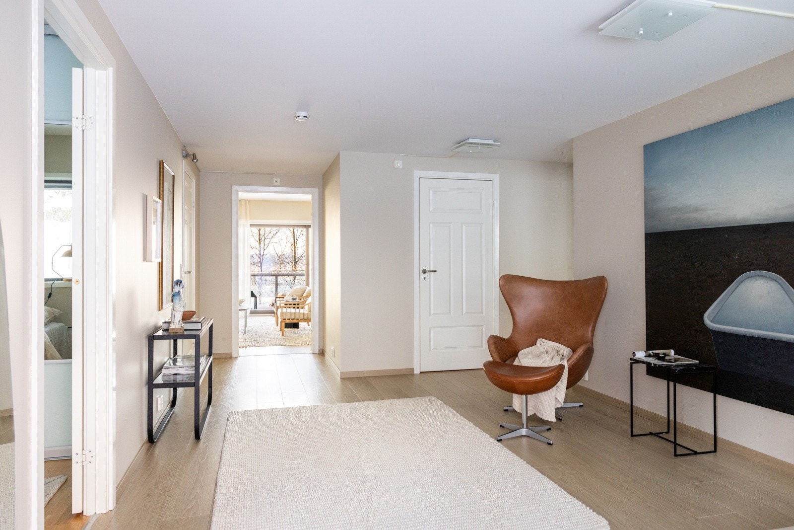 Planløsningen gir et ryddig og praktisk inngangsparti med enkel adkomst til boligens øvrige rom. Galleribilde