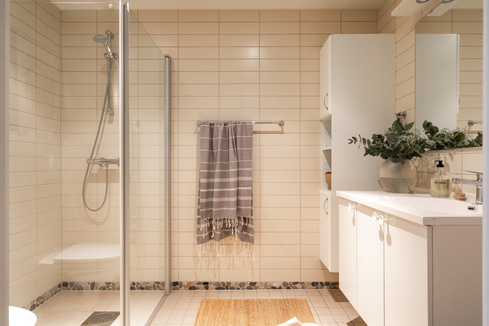 Hovedbadet er flislagt på gulv og vegger og fremstår som romslig og funksjonelt. Det er varmekabler i gulvet og downlights i tak som gir god komfort og belysning. Galleribilde