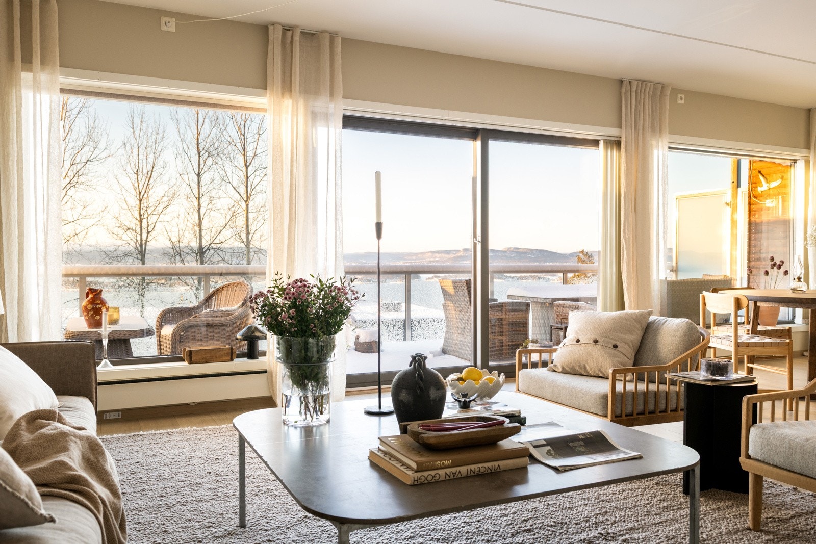 Lys og gjennomgående leilighet med svært attraktiv beliggenhet i rolige omgivelser. Galleribilde