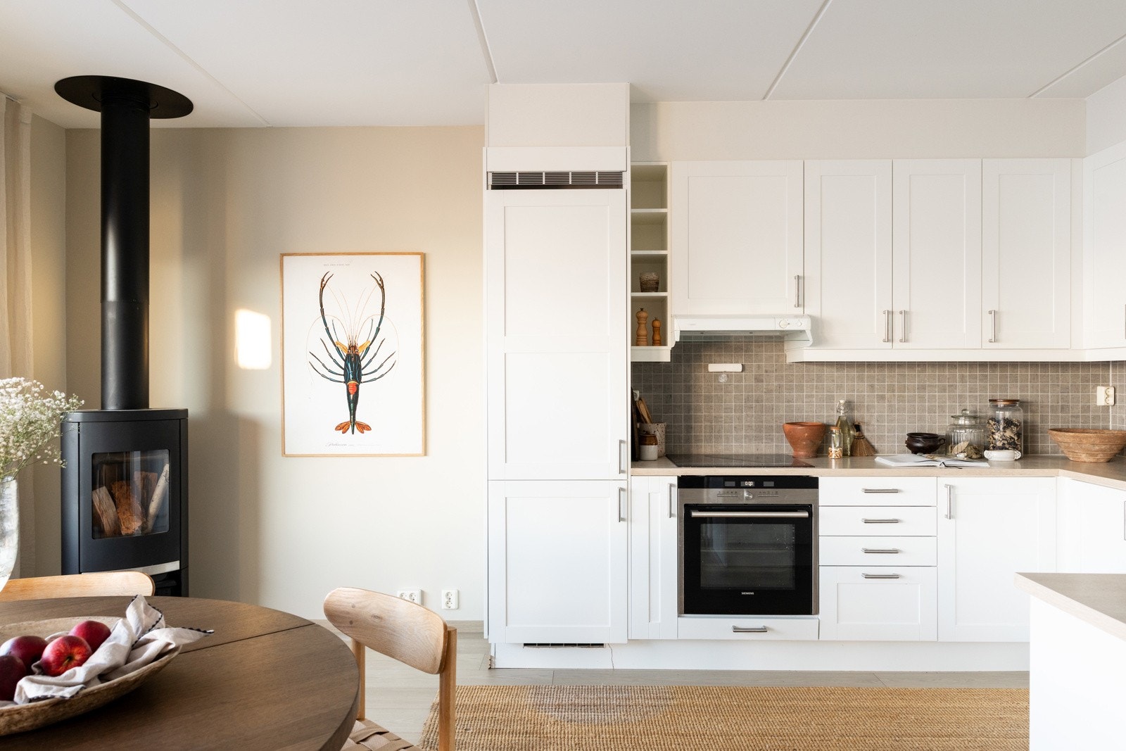 Kjøkkenet er levert av Sigdal og har en tidløs innredning med profilerte, hvite fronter som gir et klassisk og elegant uttrykk. Galleribilde