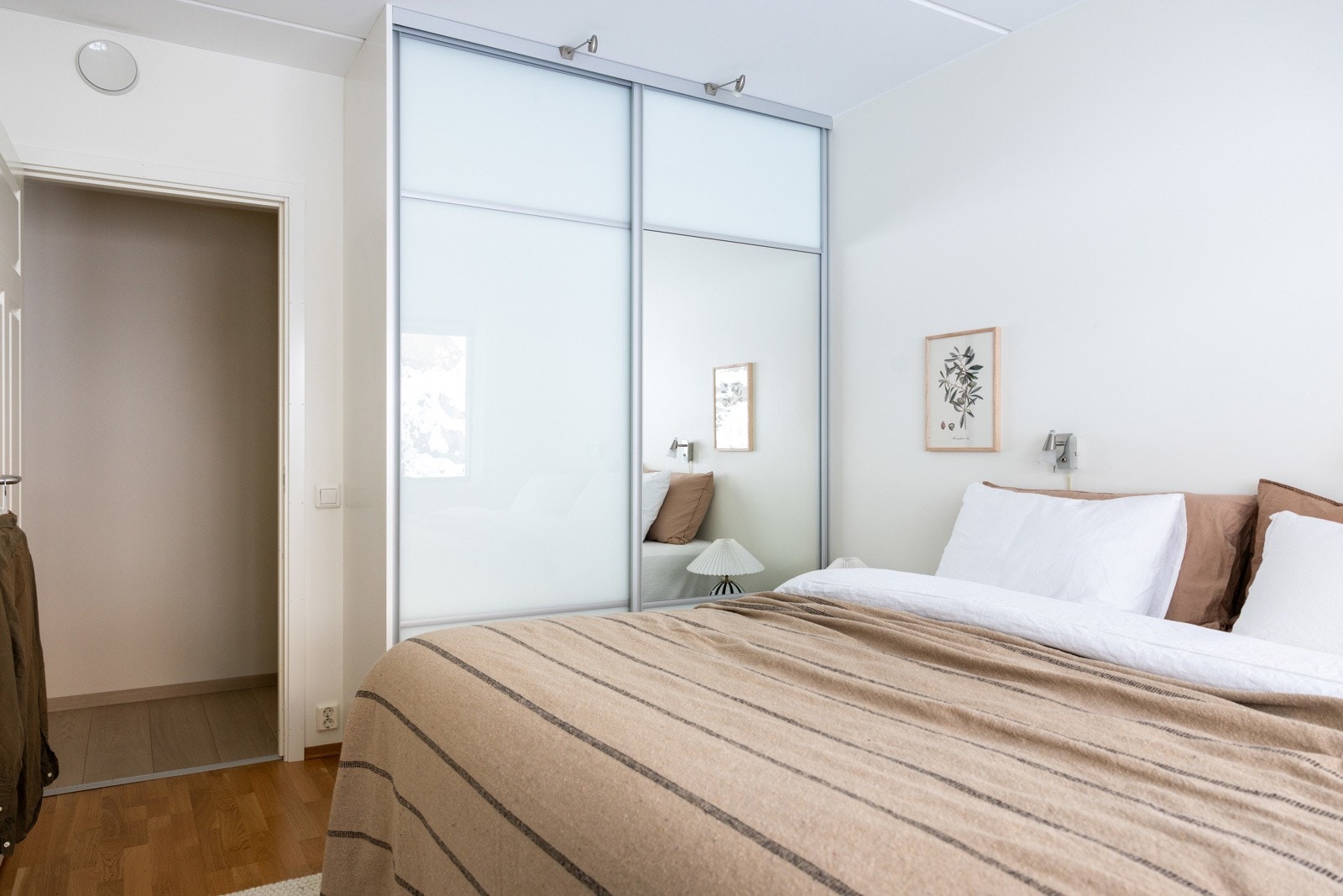 Hovedsoverommet har plass til dobbeltseng og er utstyrt med praktisk skyvedørsgarderobe med god oppbevaringsplass. Galleribilde