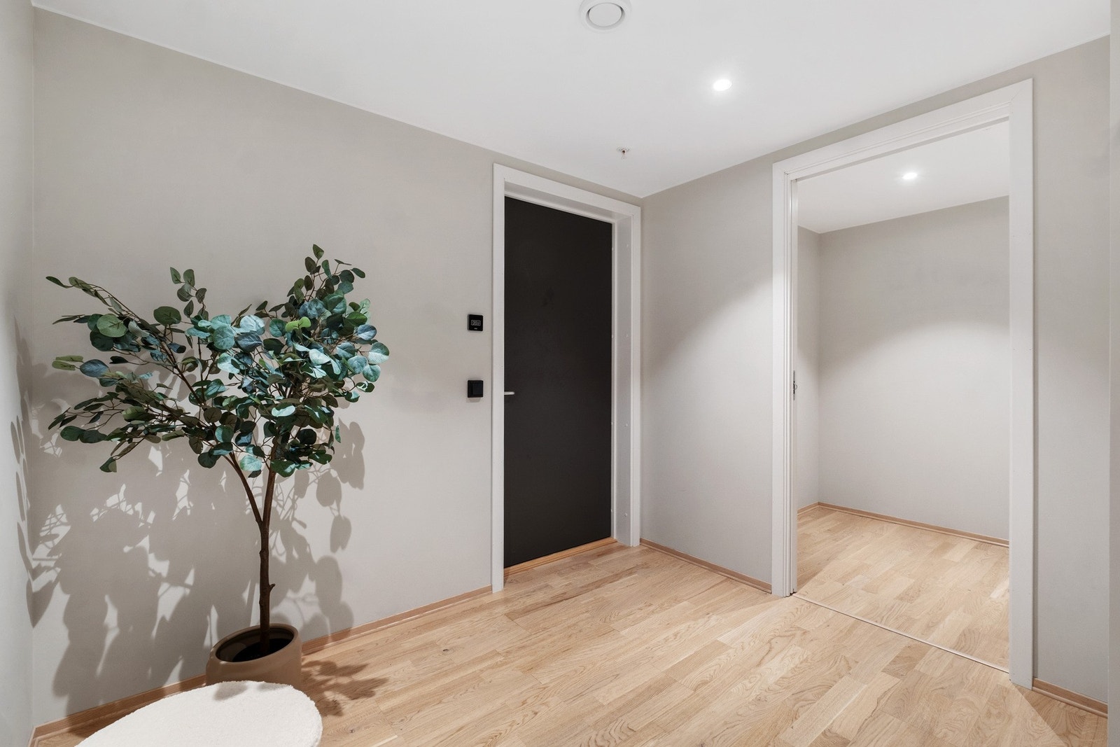 Før vi trer videre inn i boligen har vi en praktisk walk-in for lagring og oppheng Galleribilde