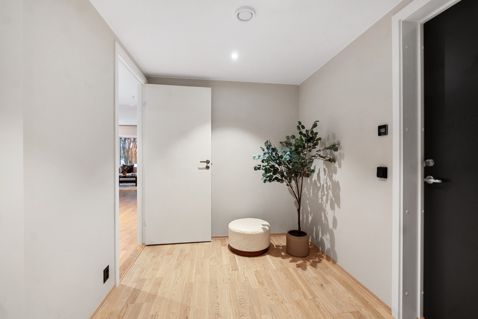 Når du trer inn i leiligheten møtes du av en moderne og innbyderne entré Galleribilde