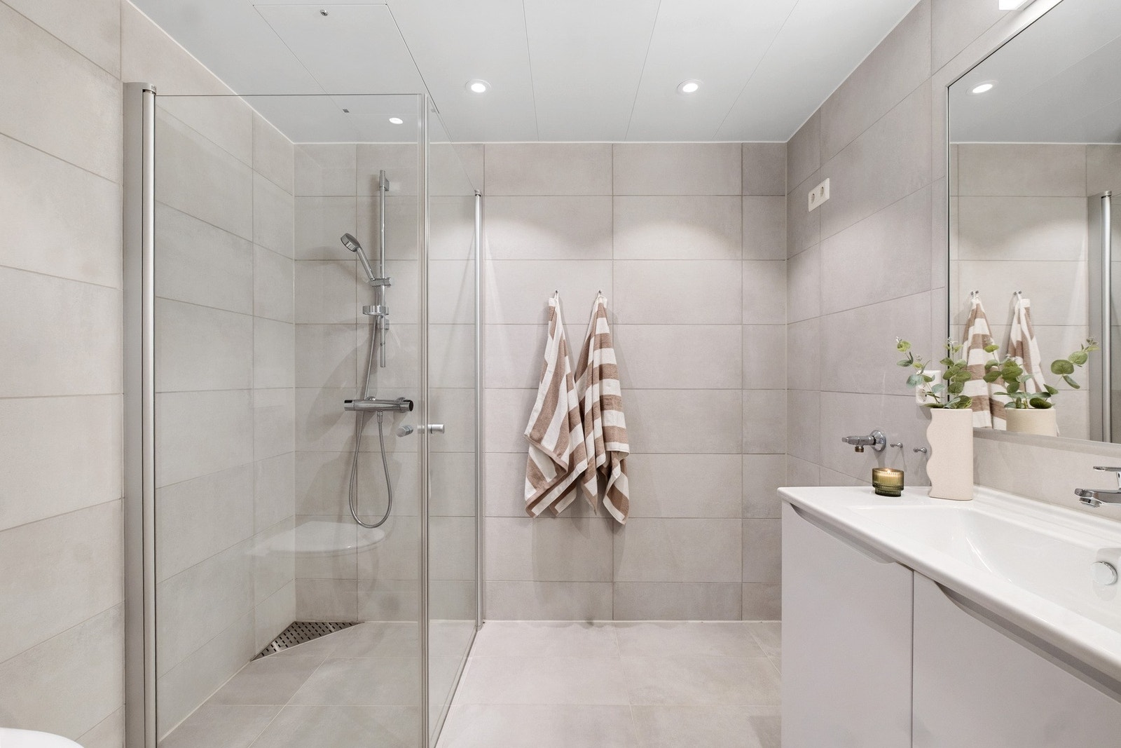 Rommet har en praktisk løsning som gjør morgenstellen enkel Galleribilde