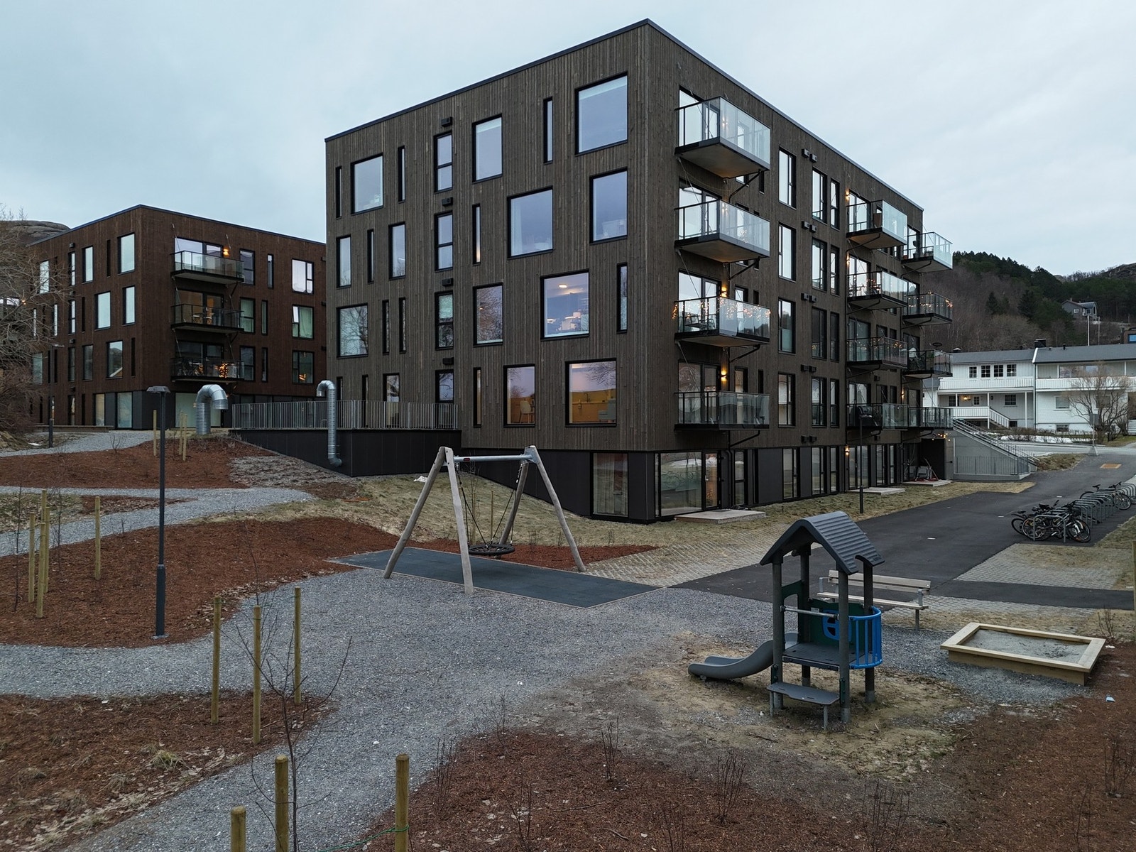 Med sykkelparkering og lekeplass Galleribilde