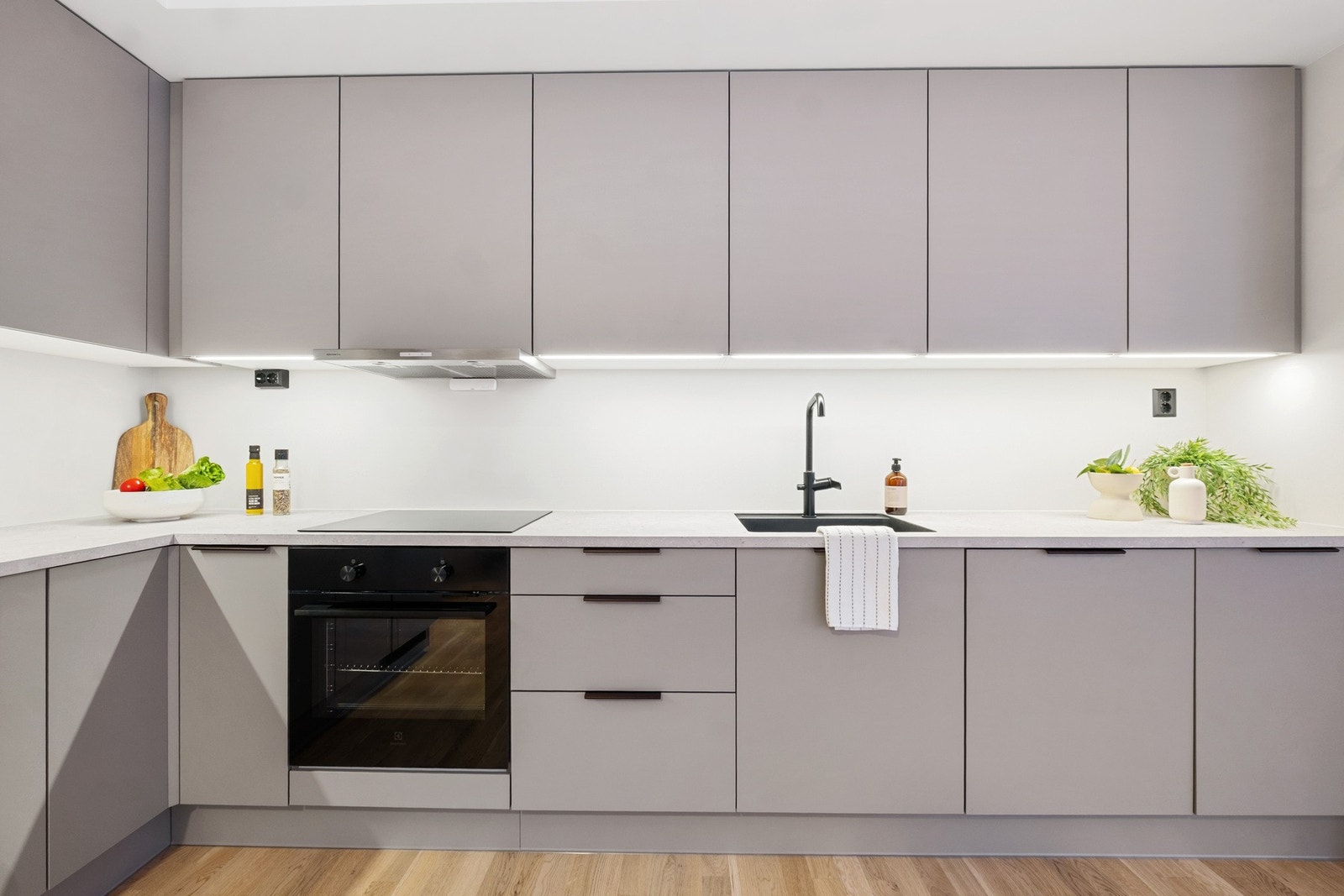 Godt med benkeplassen gjør matlagingen enkel Galleribilde