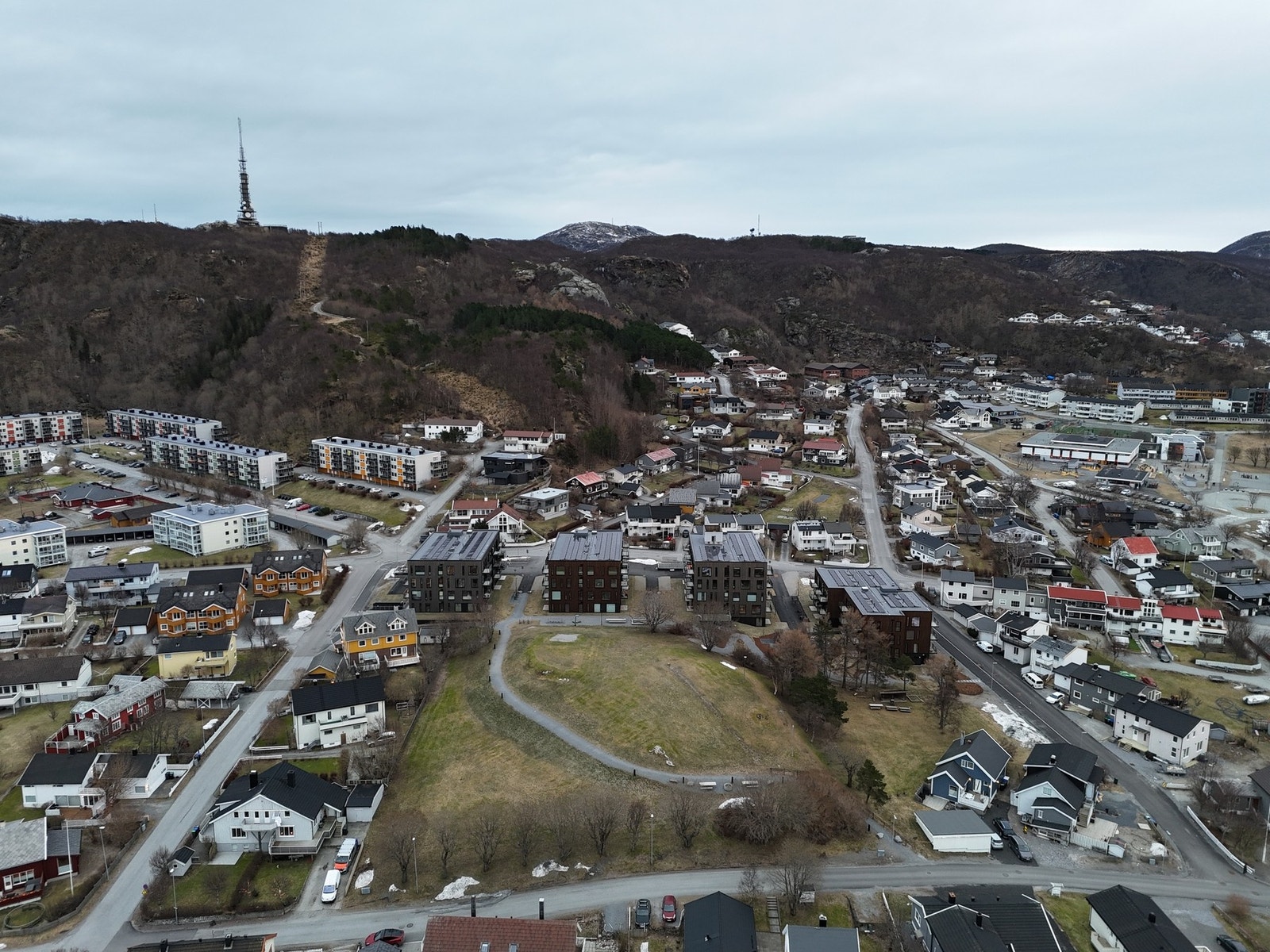 iParken er bygd på tomta til gamle Kirkhaugen skole midt i attraktive Rønvika. Galleribilde