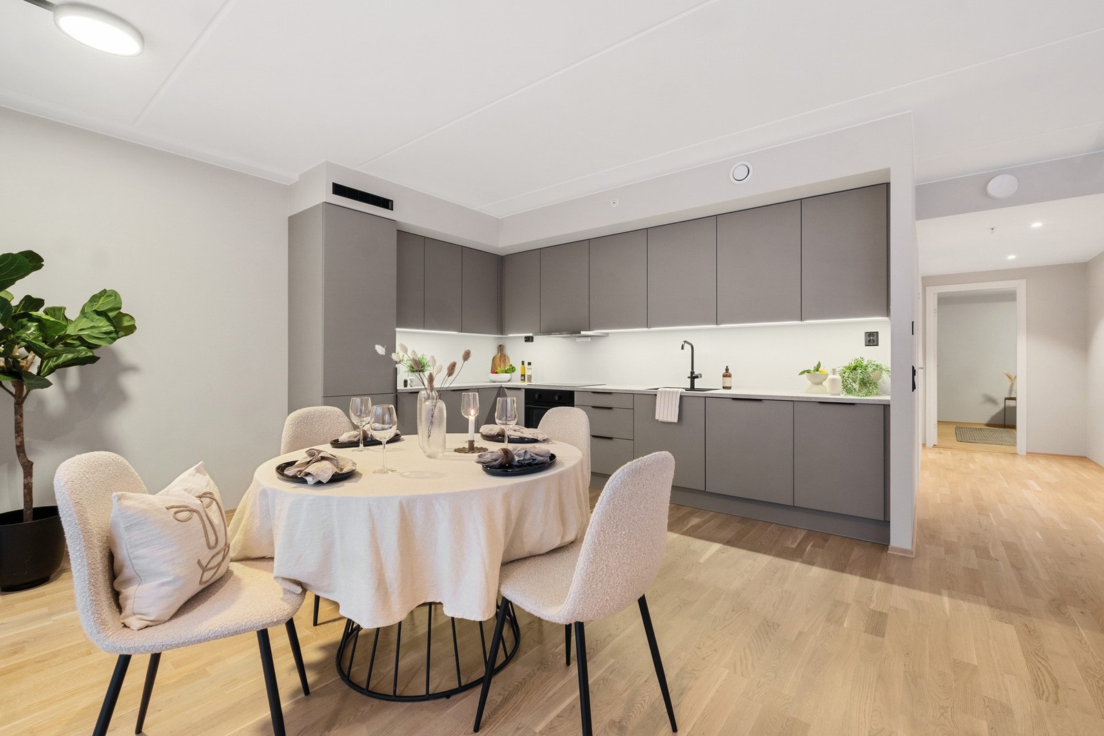 Kjøkkenet fra HTH er moderne og i tidsriktige farger Galleribilde