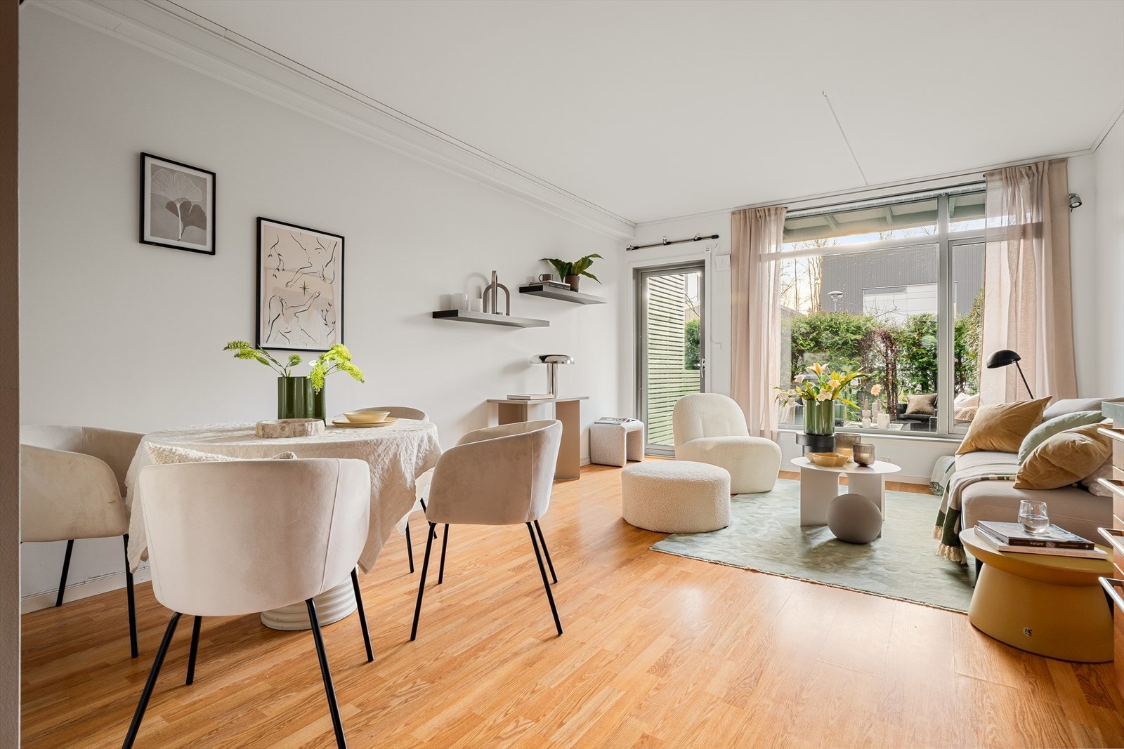 Leiligheten er meget arealeffektiv med god plass til sofagruppe og spisebord. Galleribilde