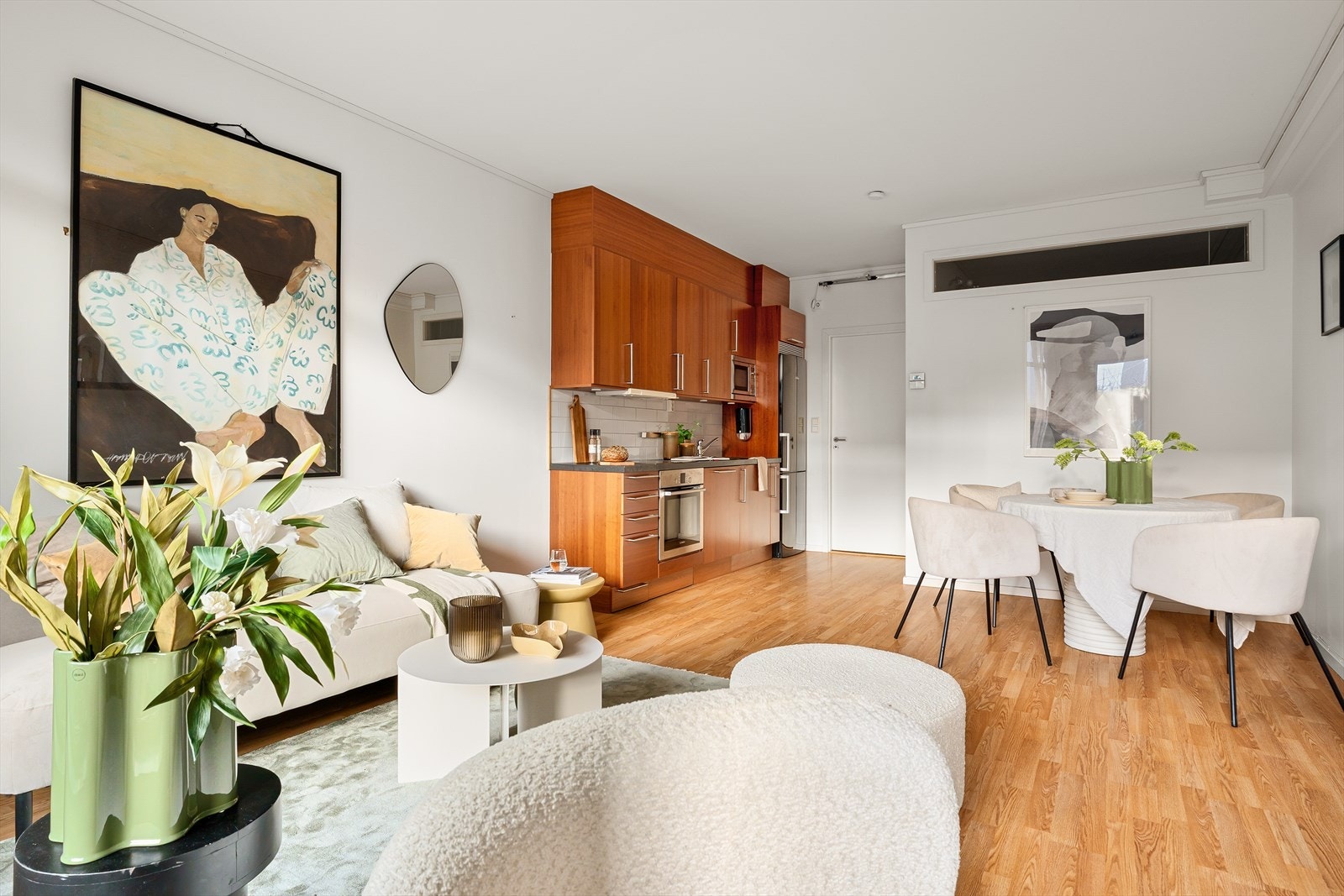 Praktisk åpen stue- kjøkkenløsning med god plass til spisebord der du kan invitere gjester til middag. Galleribilde