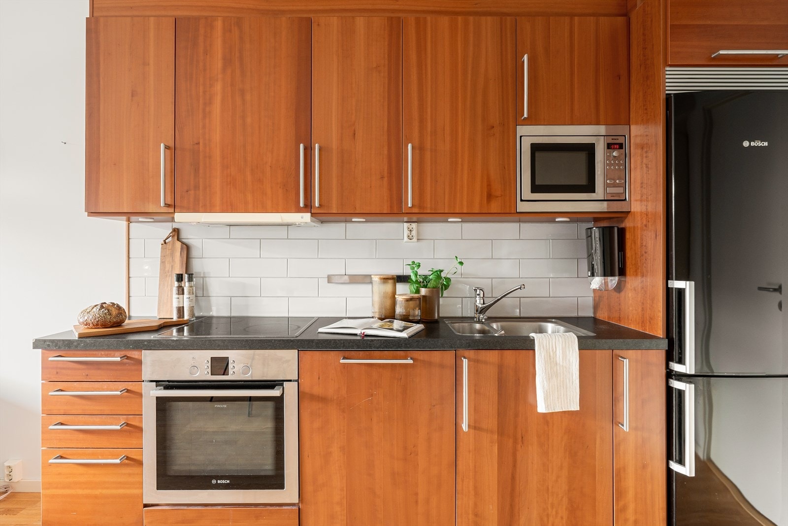 Her får du god plass i både under- og overskap. Medfølger integrert oppvaskmaskin, stekeovn, koketopp og mikrobølgeovn. Galleribilde