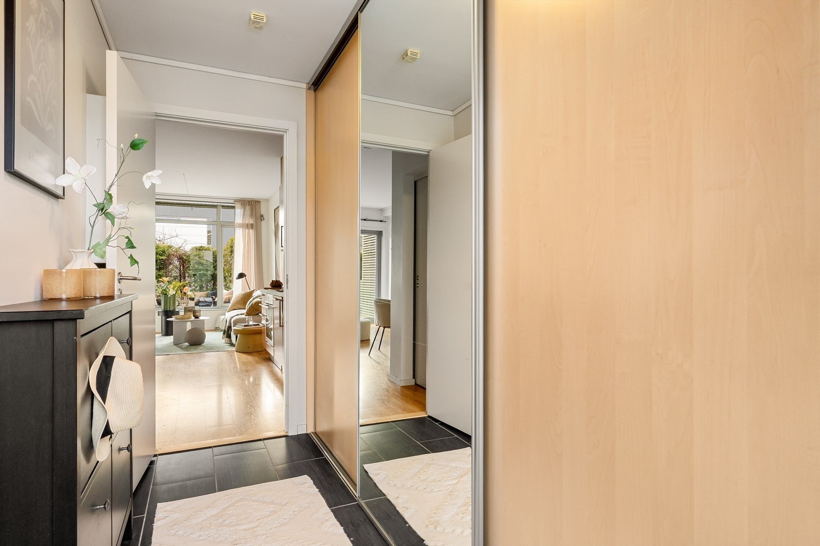 Lys entré med fliser på gulv og rikelig med skapplass i skyvedørsgarderobe - perfekt for oppbevaring av yttertøy og sko! Galleribilde