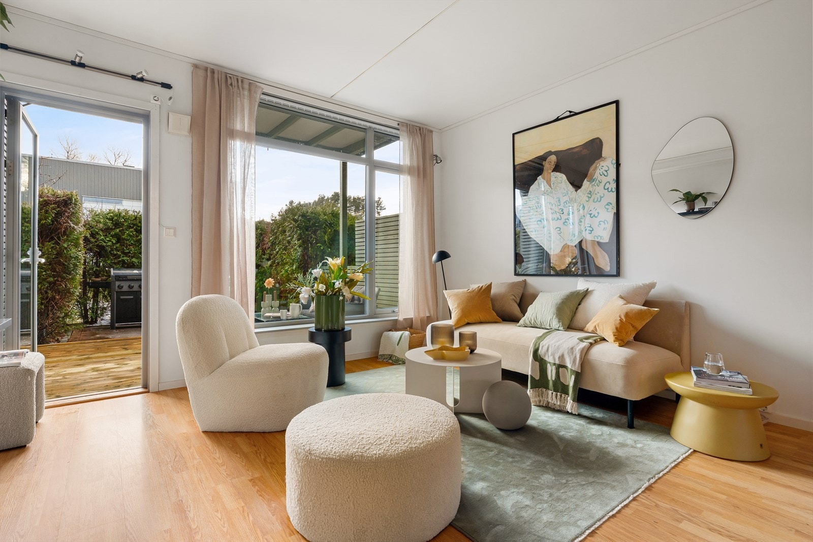 Stuen har flere vegger som åpner for smart møblering, perfekt for deg som liker å variere uttrykket Galleribilde