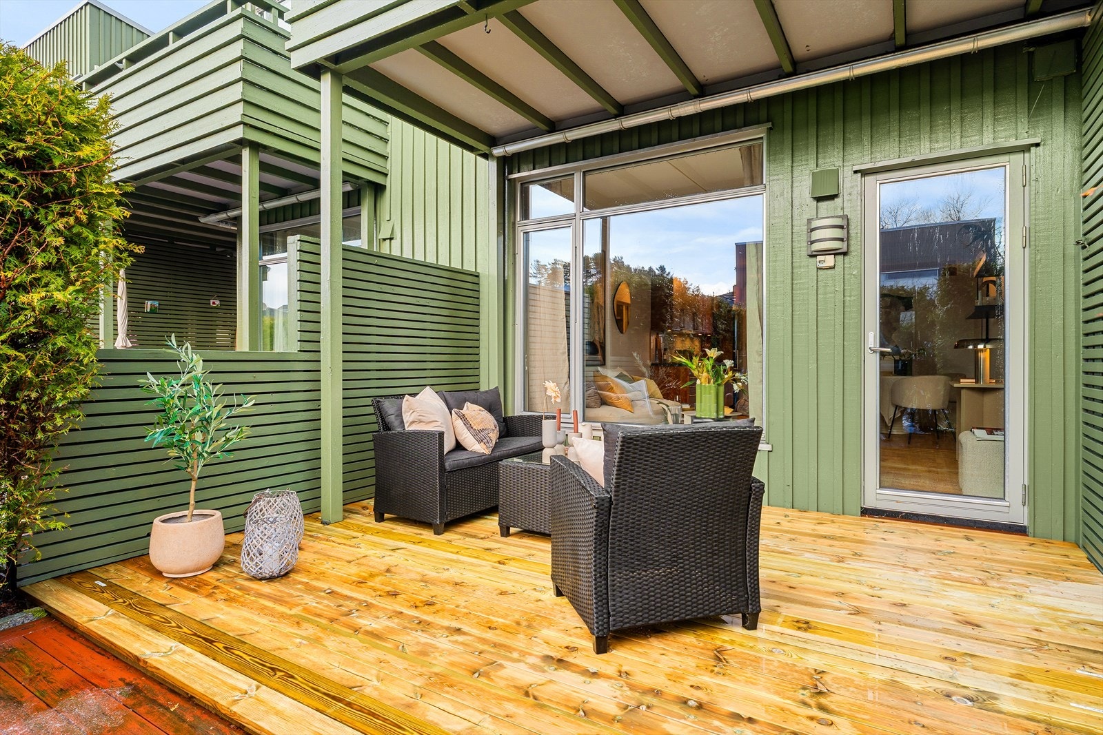 Direkte utgang fra stuen der den høye delen av terrassen er oppgradert med nye terrassebord. Galleribilde