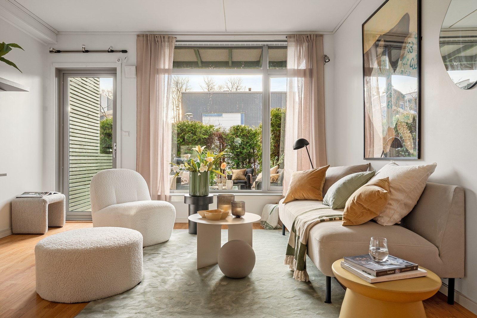 Lys og innbydende stue med store vinduer som gir rikelig med naturlig lysinnslipp. Galleribilde