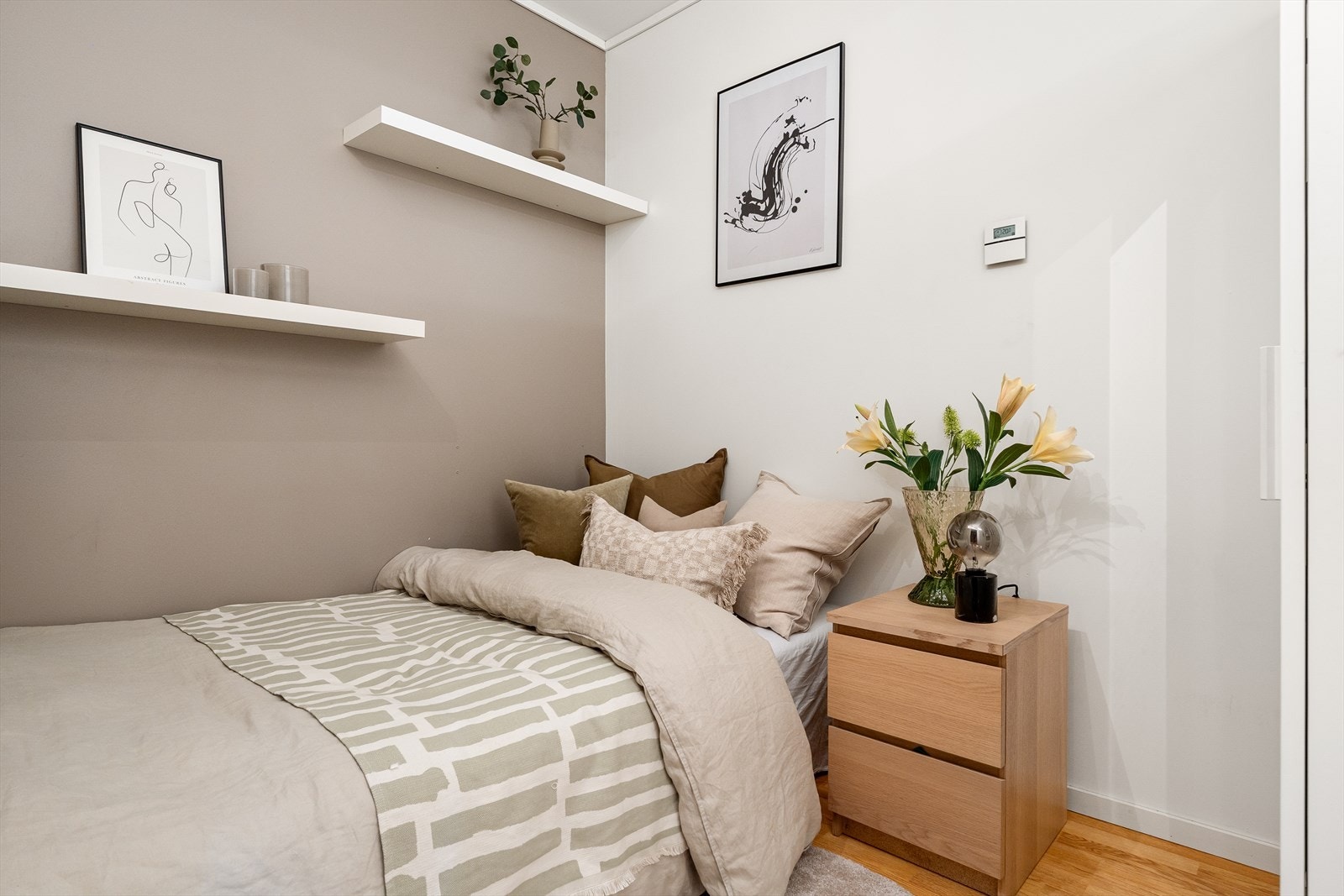 Lun sovealkove med plass til dobbeltseng, nattbord og garderobeskap. Galleribilde