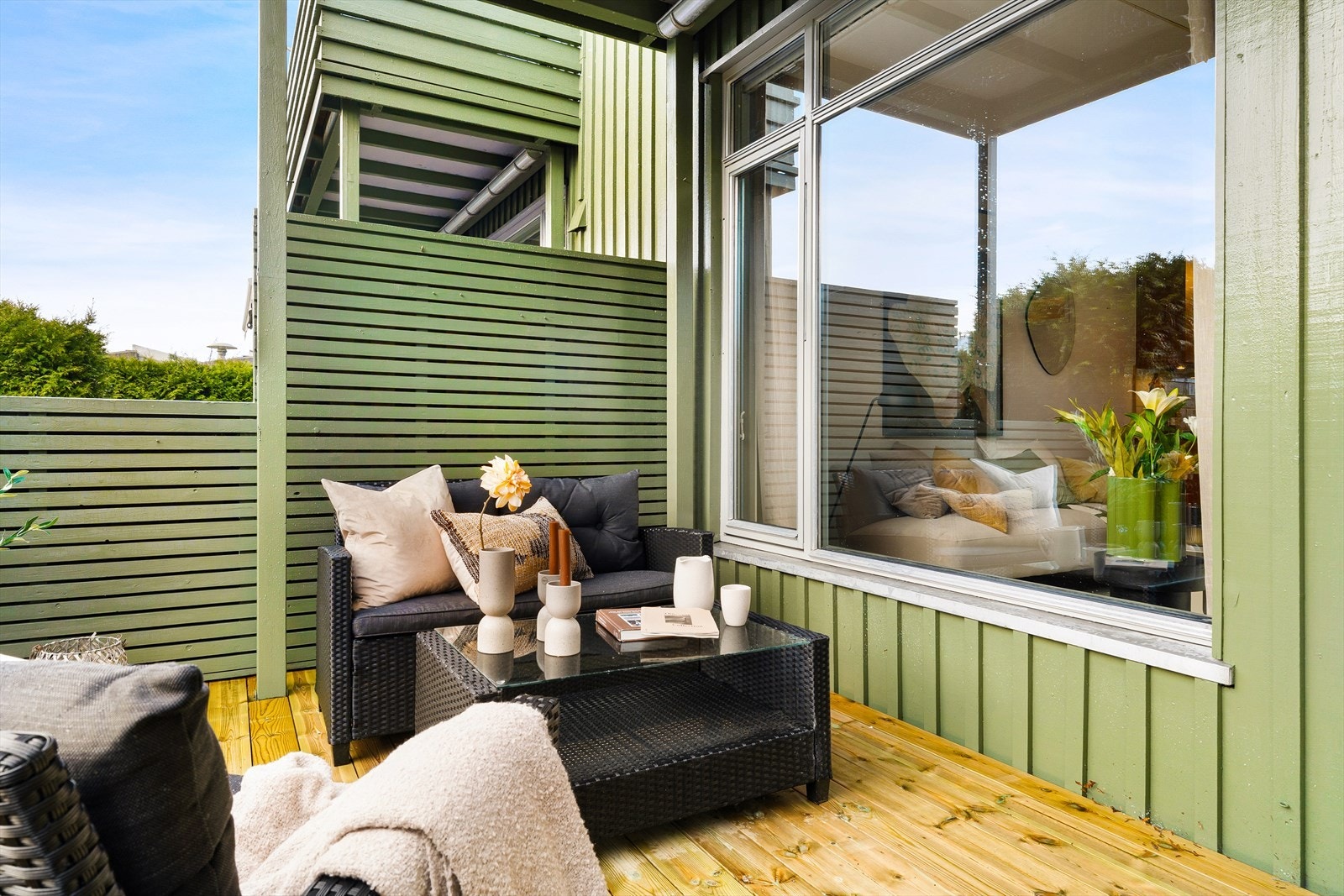 På terrassen er det god plass til sittegruppe, og her kan du skape et hyggelig uteområde for rolige stunder og varme sommerkvelder. Galleribilde