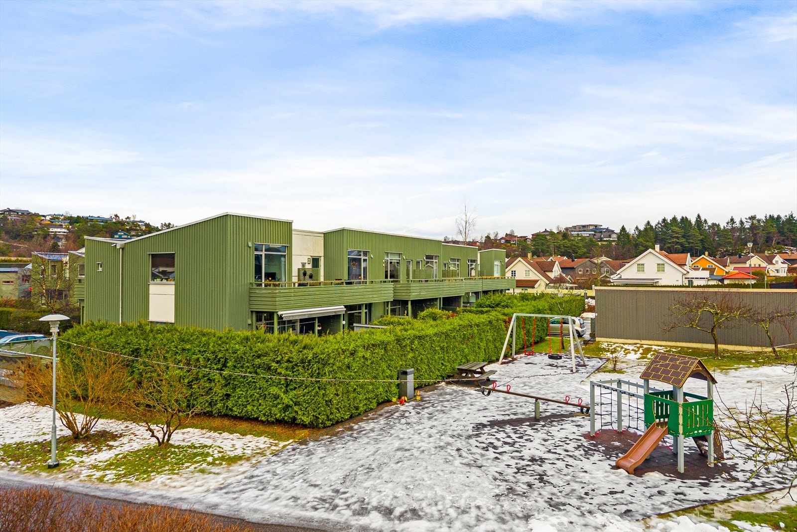 Boligen har en attraktiv beliggenhet på Råstølen i et rolig nabolag med kort avstand til bybane og Sandsli. Galleribilde