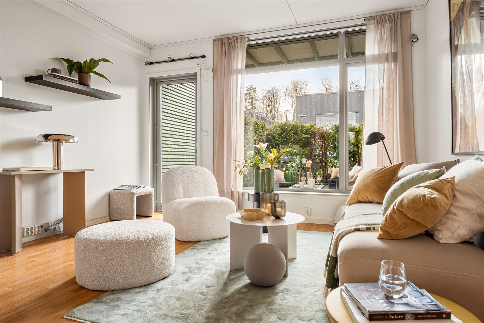 Stuen har god plass til ønsket møblering der du kan skape den perfekte sofakroken! Galleribilde