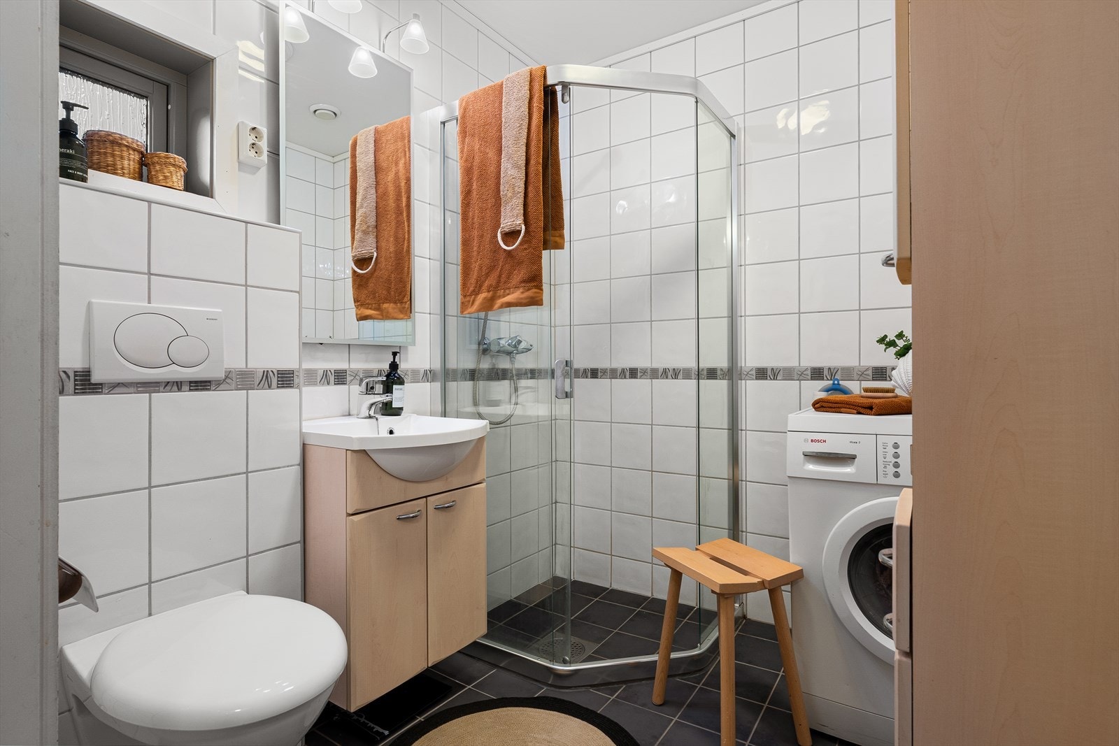 Helfliset bad som gir en behagelig start på morgenen. Varme i gulv og varmtvann fra fjernvarmeanlegg i Rådalen. (Her skal du ikke gå tom for varmtvann) Galleribilde