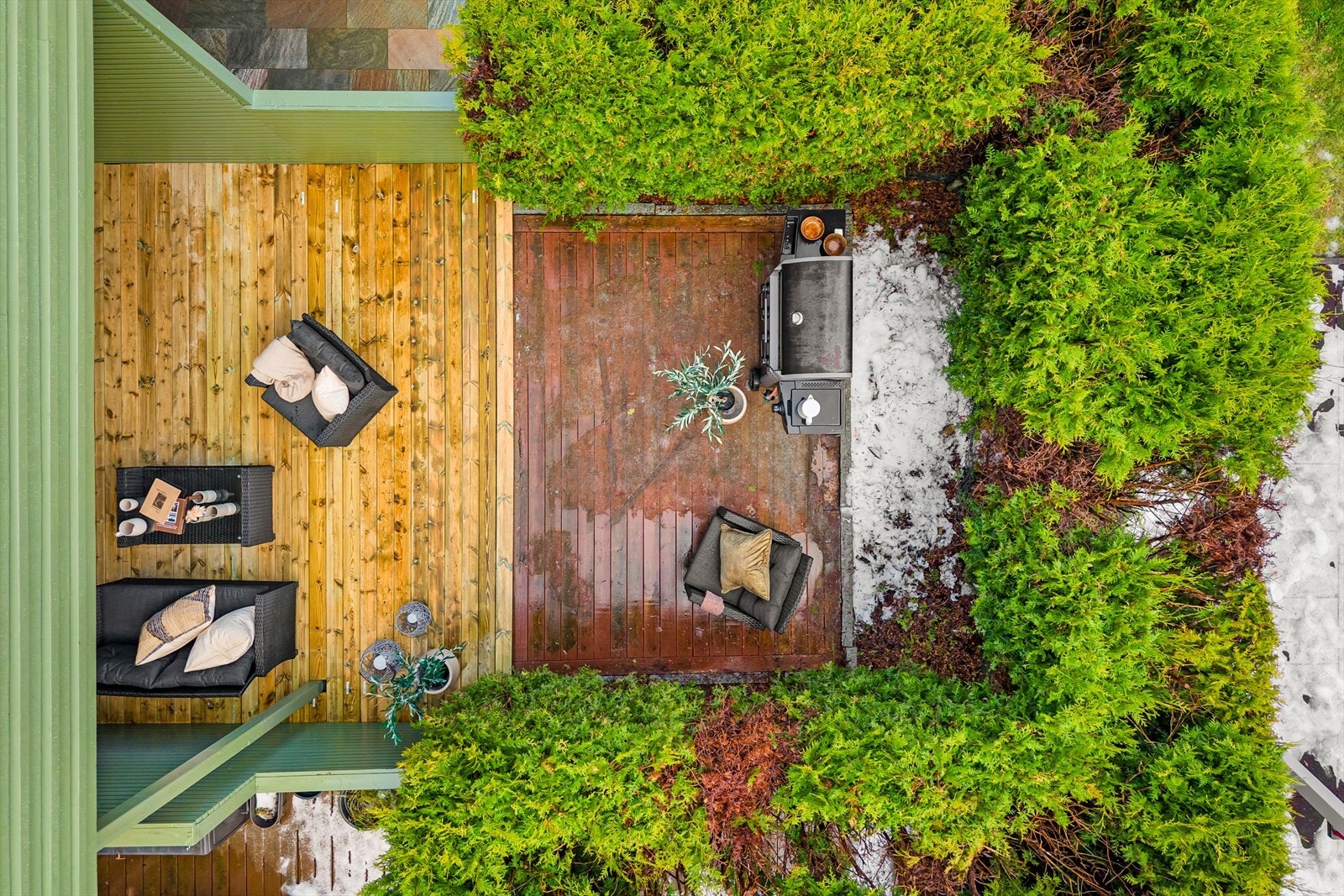 Sjarmerende terrasse på ca. 21,7 m² med god plass til utemøbler. Hekken rundt skaper et skjermet og privat uteområde. Galleribilde