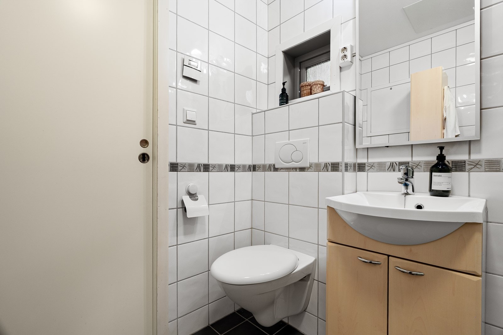 Praktisk og plassbesparende skyvedør mellom bad og gang. Galleribilde