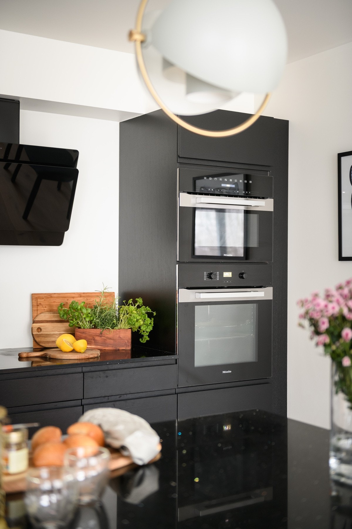 Kjøkkenøy gir ekstra arbeidsplass og en sosial sone. Galleribilde