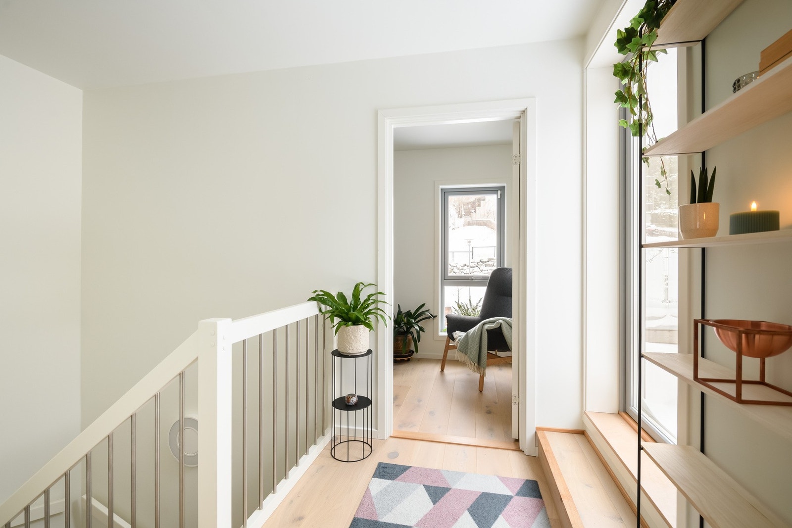 Fra trappegangen er det direkte utgang til en takterrasse på ca. 19 m². Galleribilde