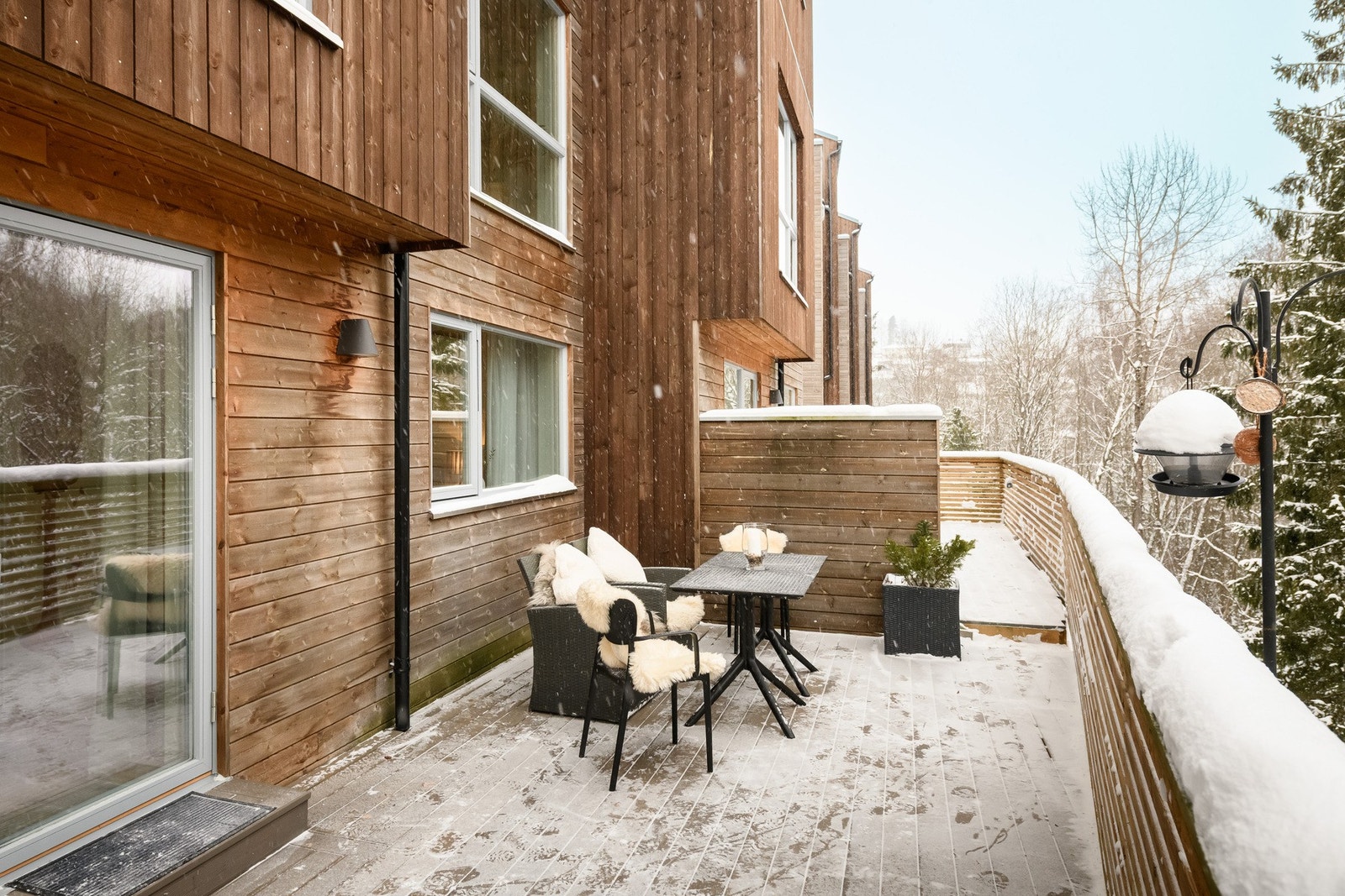 Begge uteplassene gir mulighet for å nyte solen og skape hyggelige soner for avslapning. Galleribilde