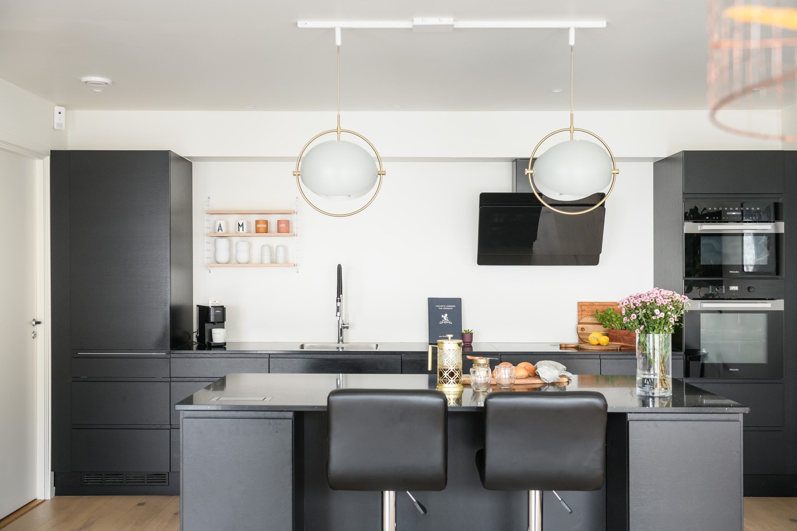 Kjøkkenet har finerte fronter og integrerte hvitevarer. Galleribilde