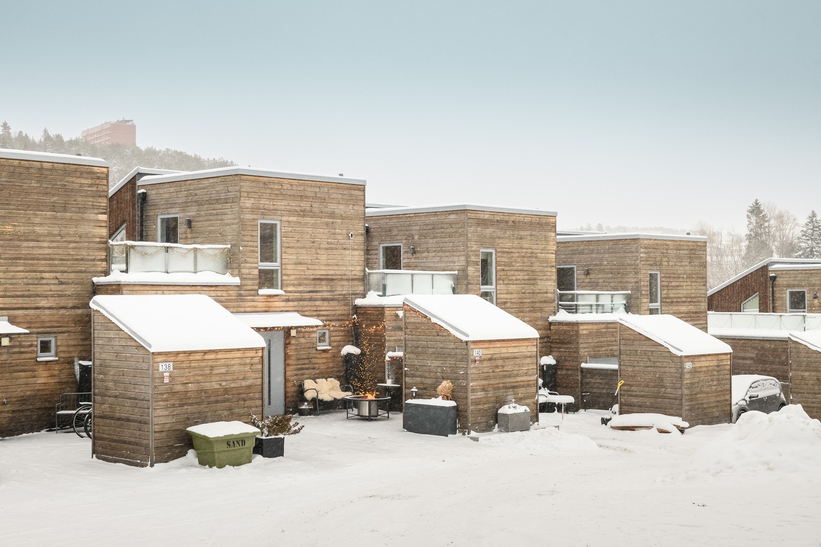 Rekkehuset ligger i en moderne og harmonisk rekke med gjennomgående arkitektur og pent opparbeidede uteområder. Galleribilde