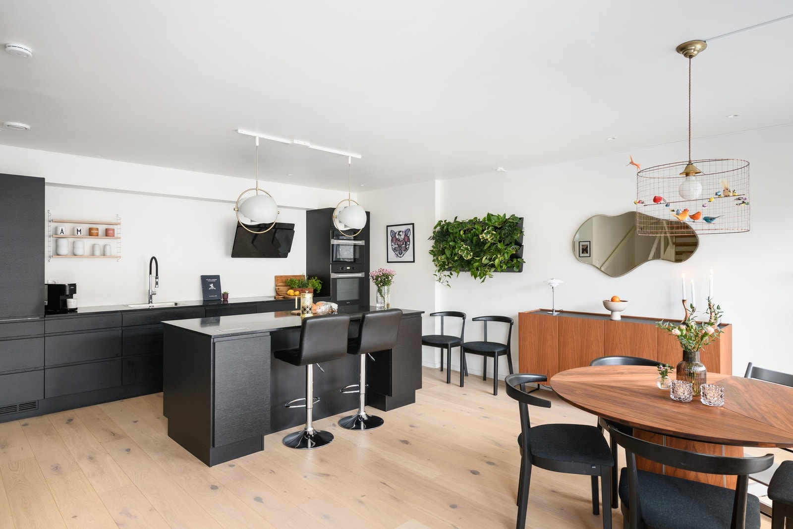 Åpen løsning mot stue og spiseplass gir en sosial atmosfære. Galleribilde