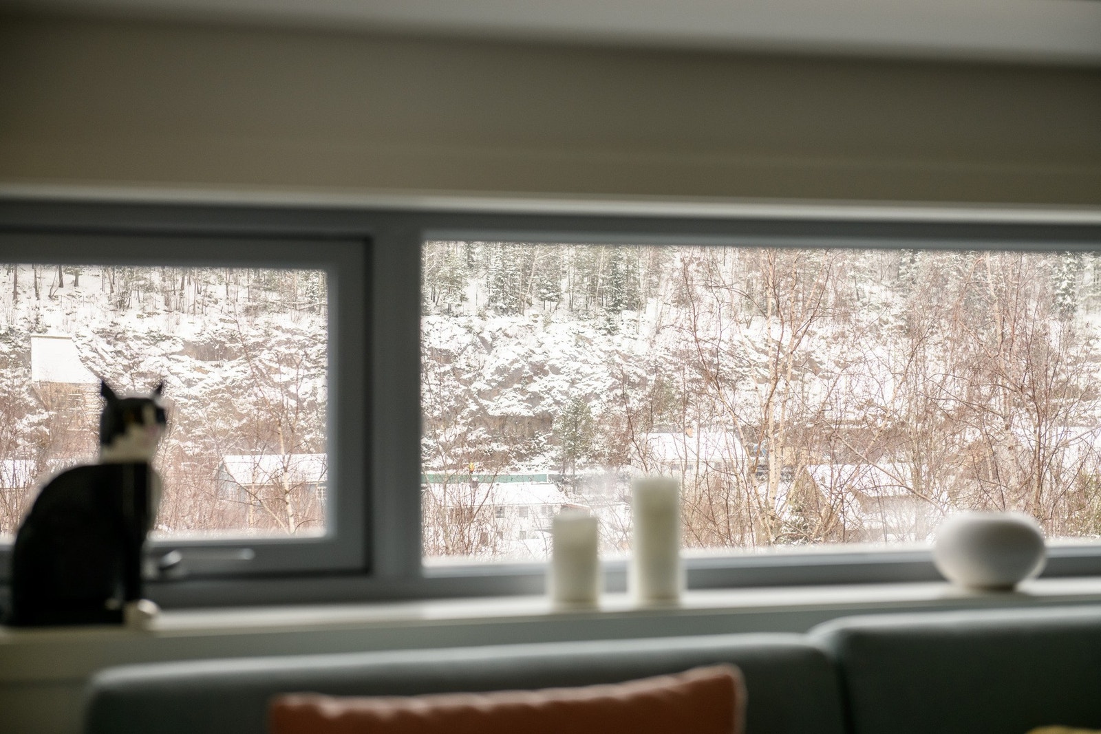 Fra vinduene ser du ut over grønne omgivelser, noe som gir en rolig og avslappende følelse. Galleribilde