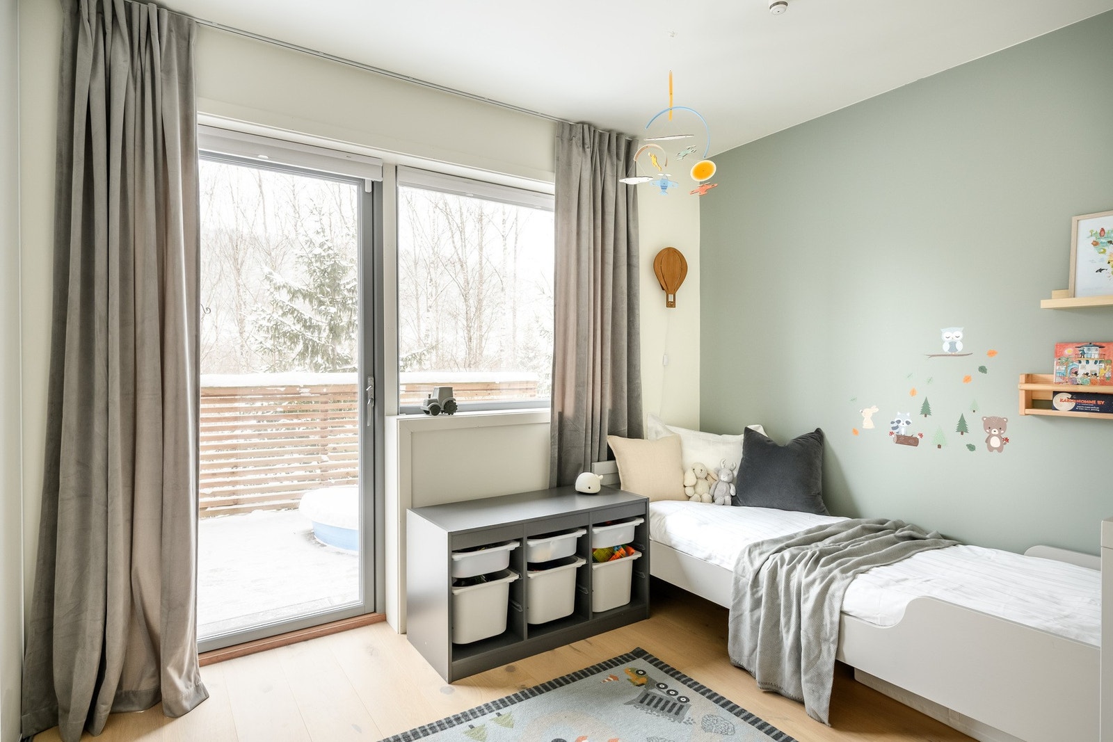 Fra soverommet i underetasjen er det utgang til terrasse på ca. 23 m². Galleribilde