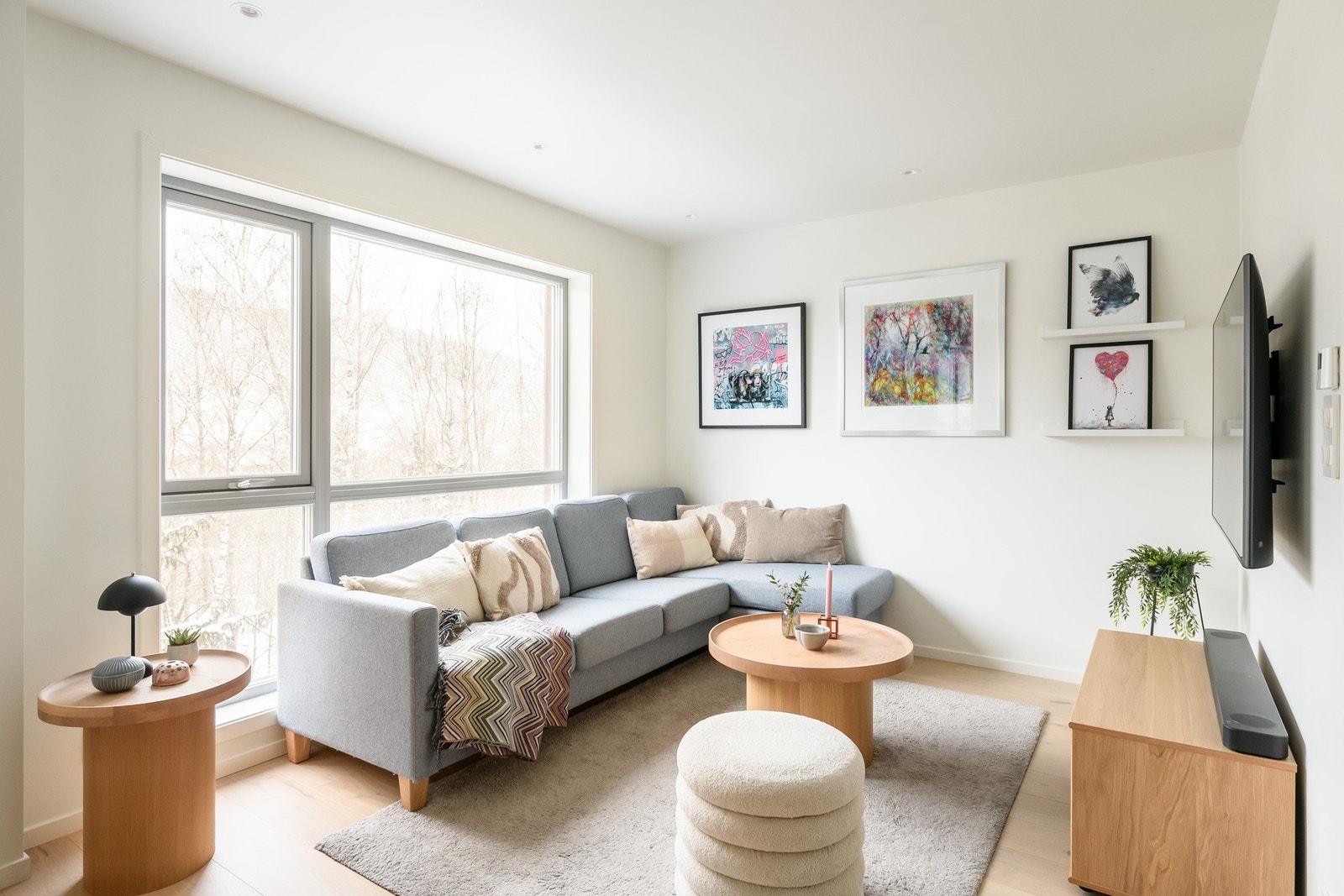 Sofahjørnet gir en behagelig plass for avslapning og samvær. Galleribilde