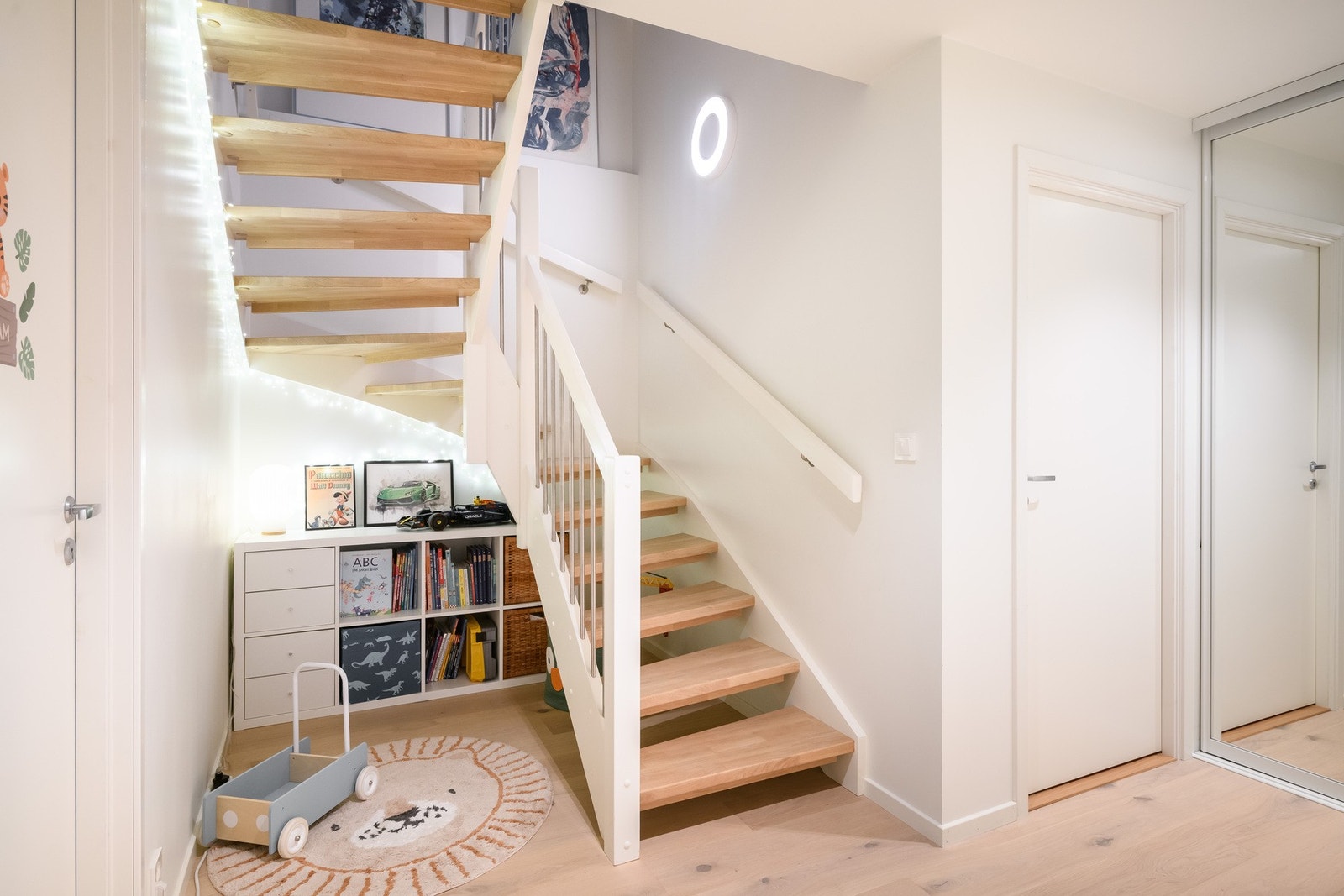 Håndløpere på begge sider gir trygg adkomst mellom etasjene. Galleribilde