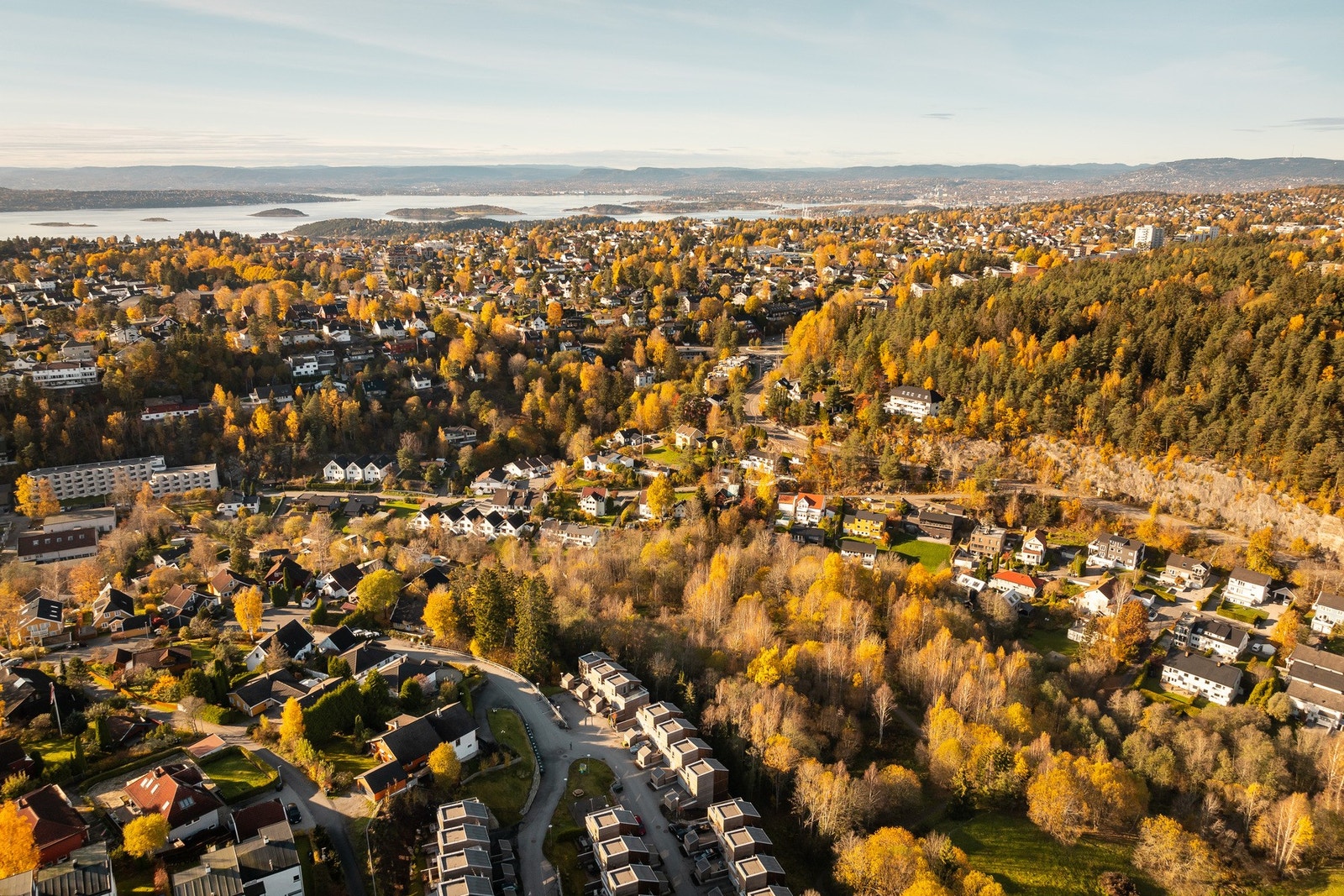 Boligen har god nærhet til lekeplasser og trygge gangveier i nabolaget. Galleribilde