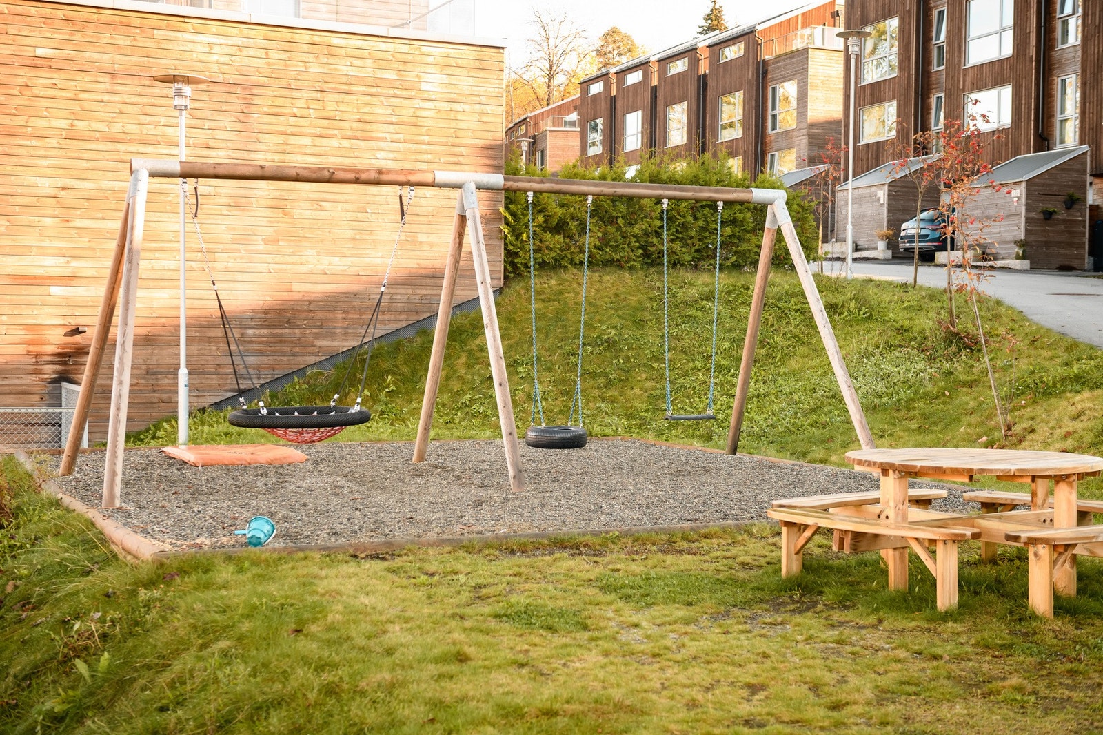 Til barnas store glede er det en felles lekeplass rett utenfor døra. Galleribilde